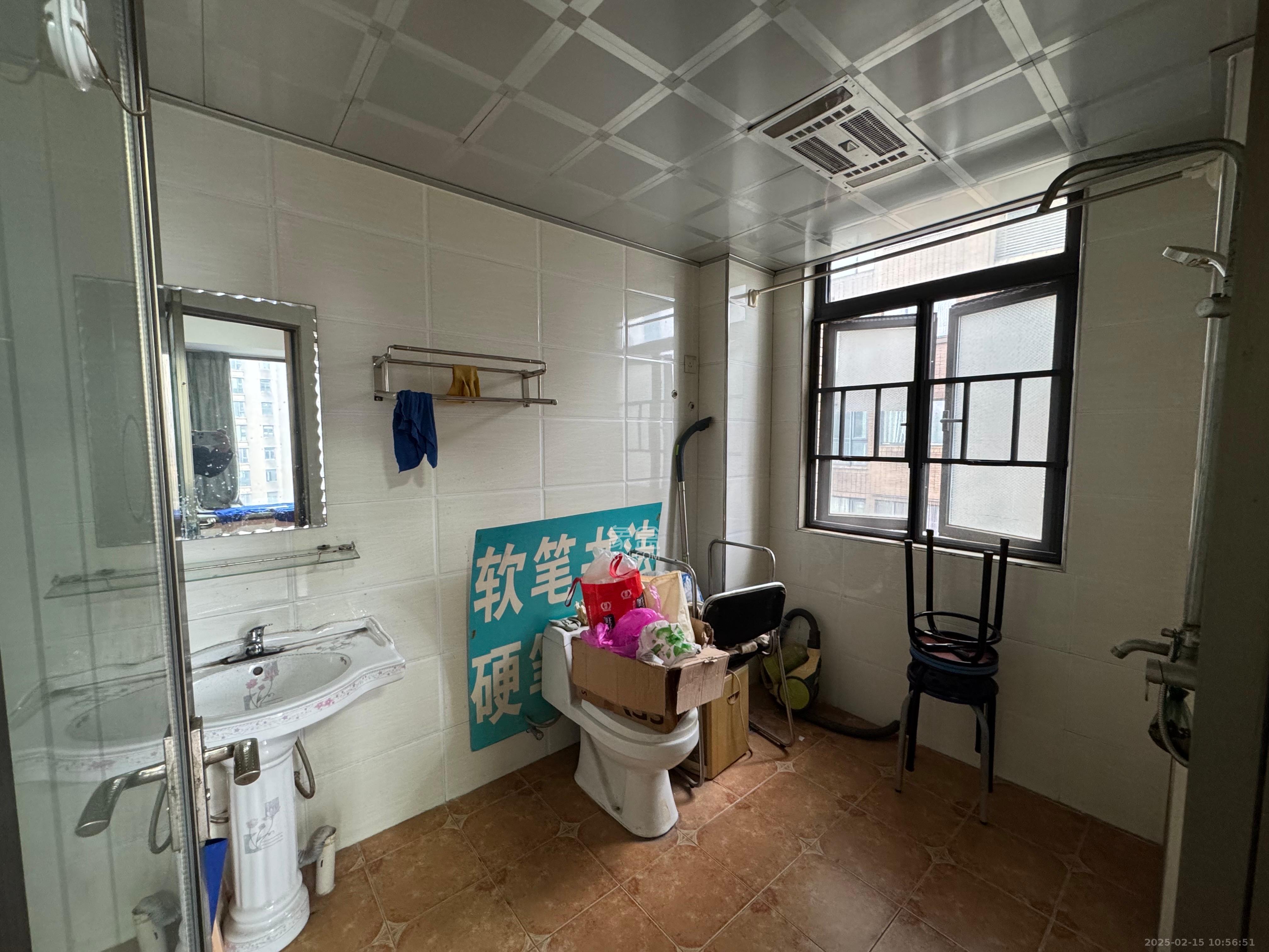 藏珑湖上国际花园 4室2厅2卫 3200.0元/月 藏珑湖上国际花园 4室2厅2卫 3200.0元/月室内图