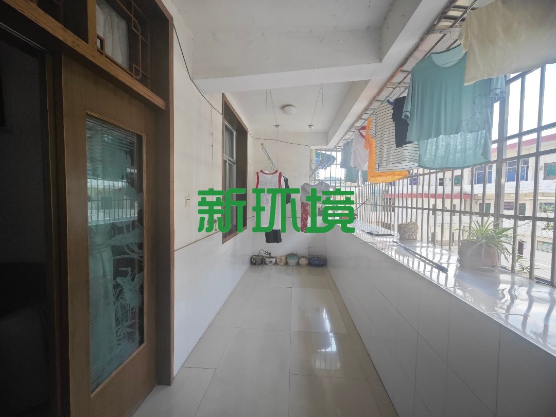 警苑小区  4室2厅2卫   71.80万客厅