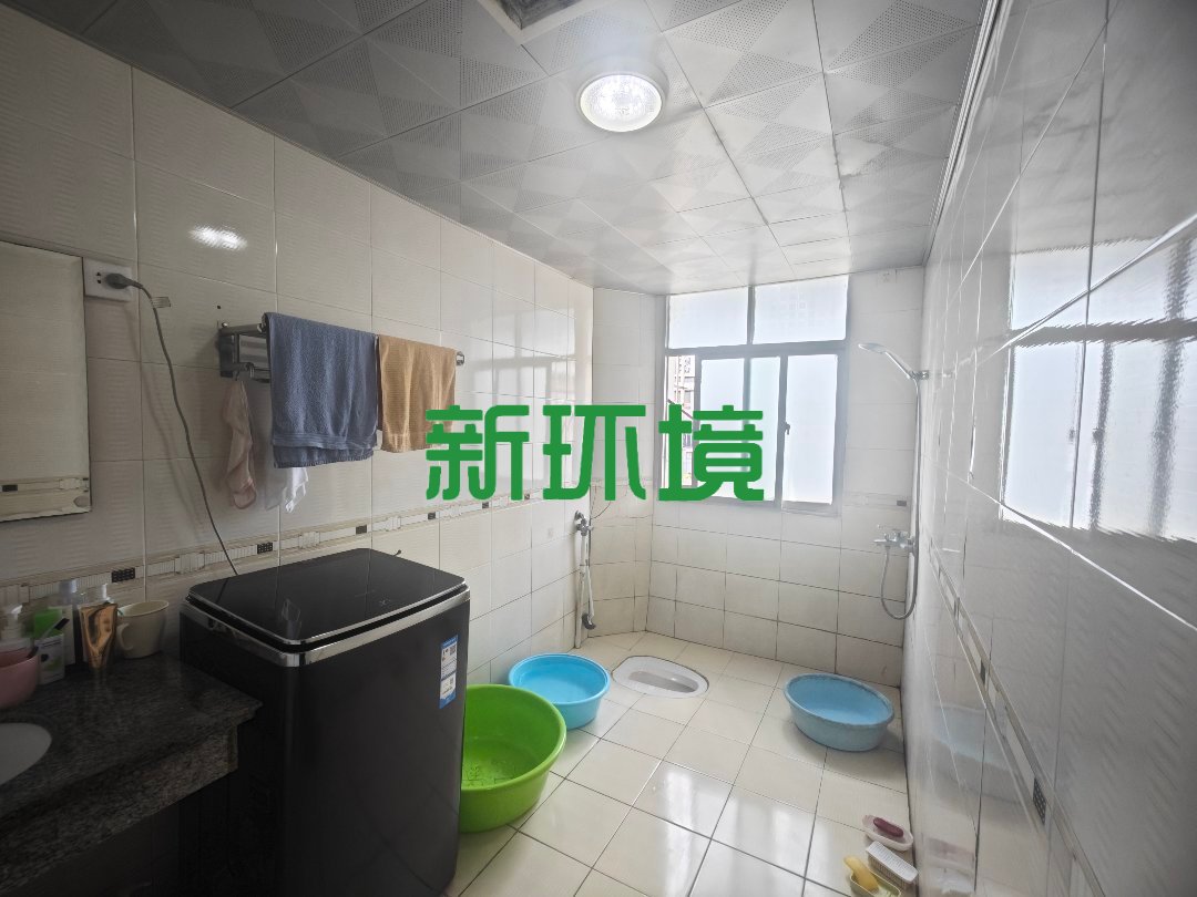 警苑小区  4室2厅2卫   71.80万客厅