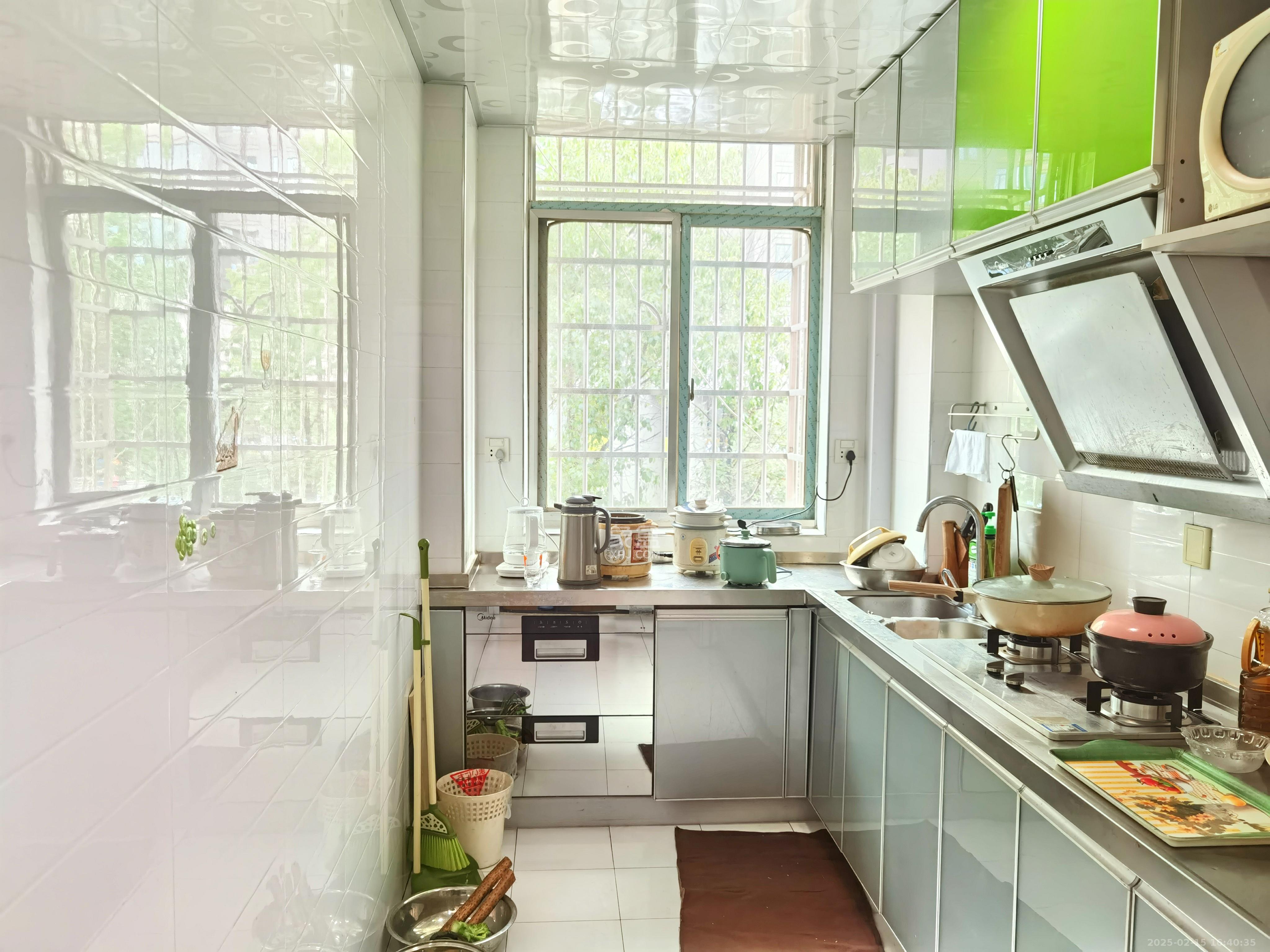 秀峰商贸城 2室2厅1卫 1700.0元/月 秀峰商贸城 2室2厅1卫 1700.0元/月室内图