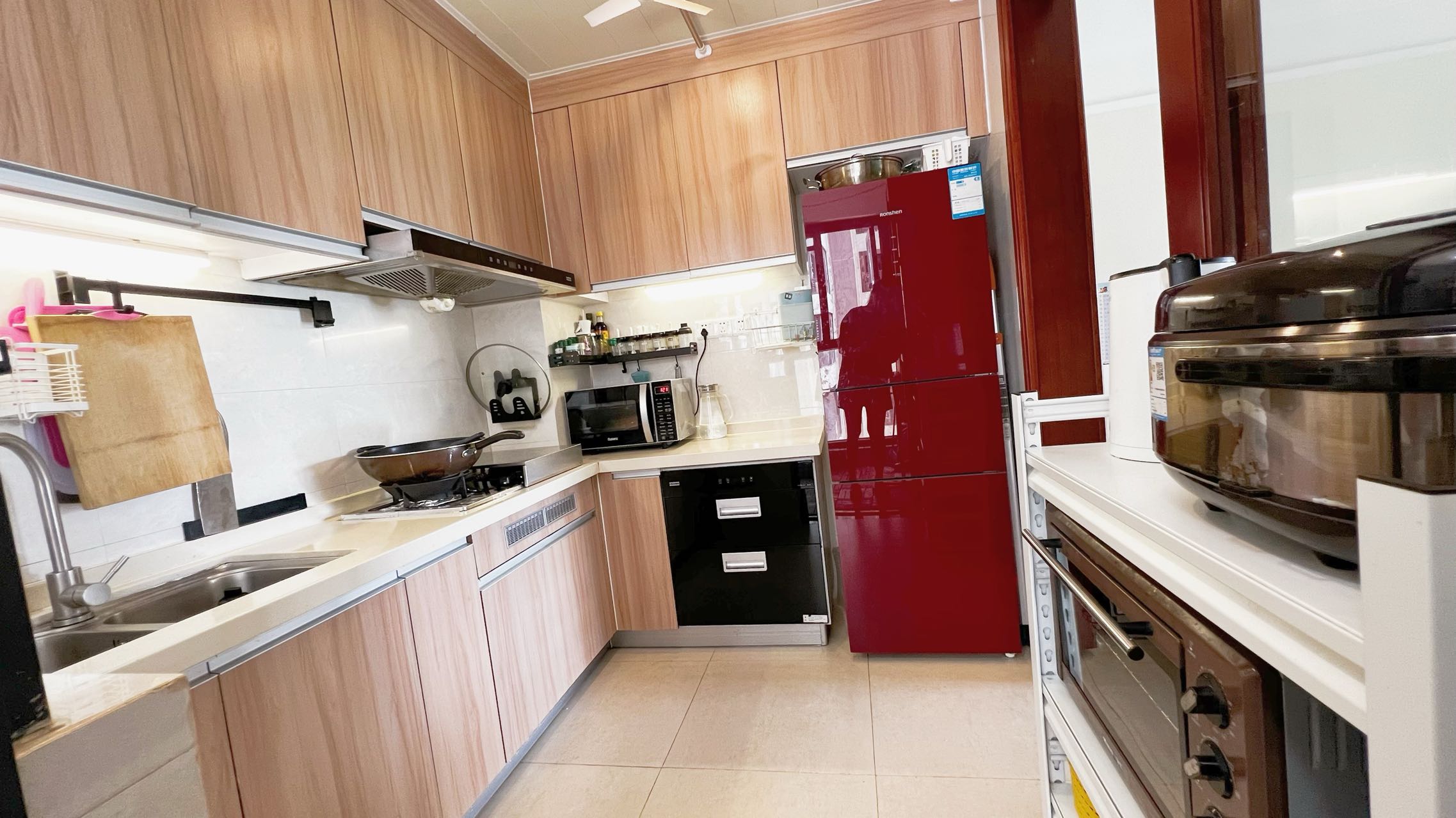 碧桂园滨海国际二期(君临湾) 3室2厅1卫 236.0万 碧桂园滨海国际二期(君临湾) 3室2厅1卫 236.0万厨房