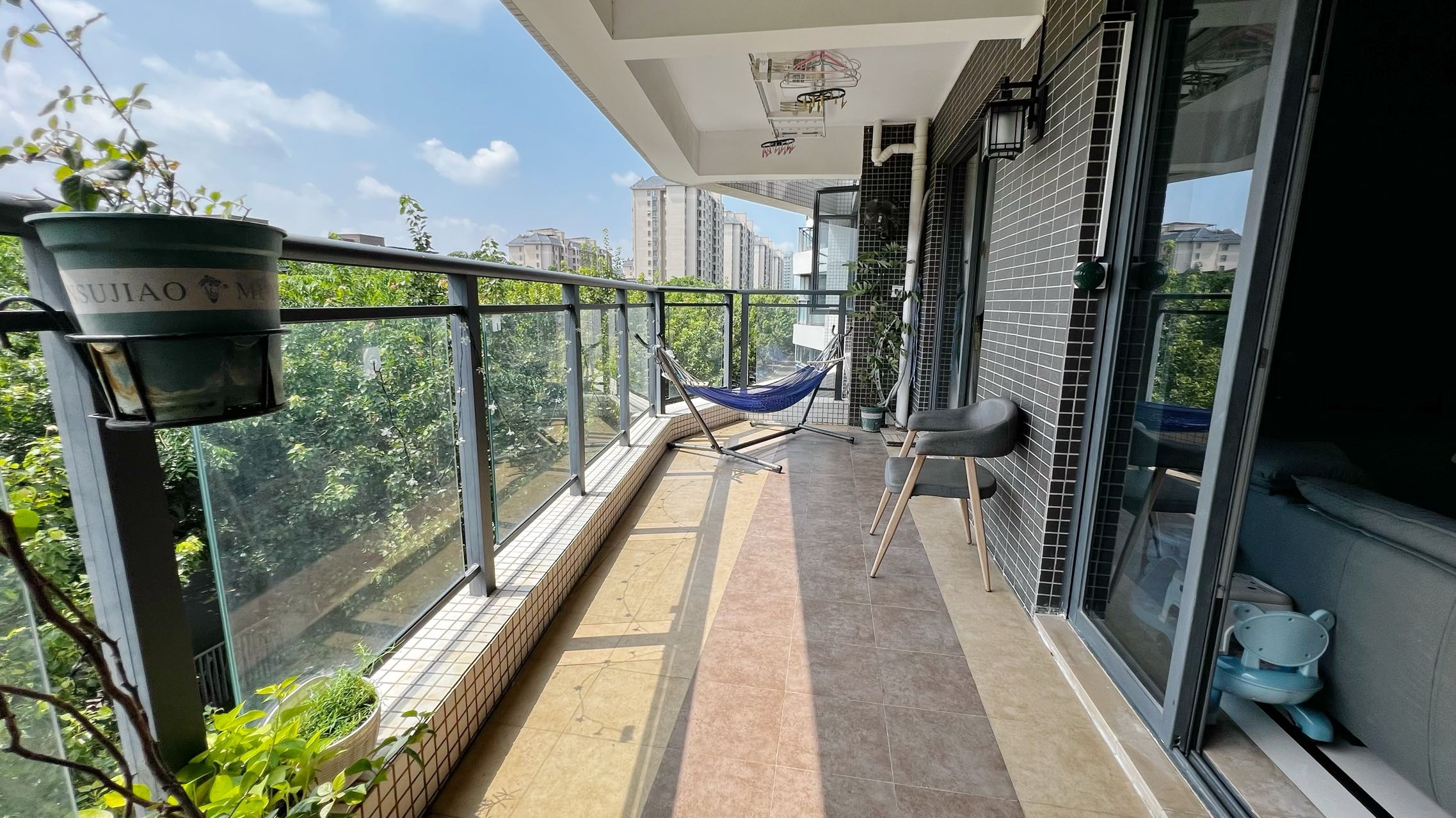 碧桂园滨海国际二期(君临湾) 3室2厅1卫 236.0万 碧桂园滨海国际二期(君临湾) 3室2厅1卫 236.0万阳台