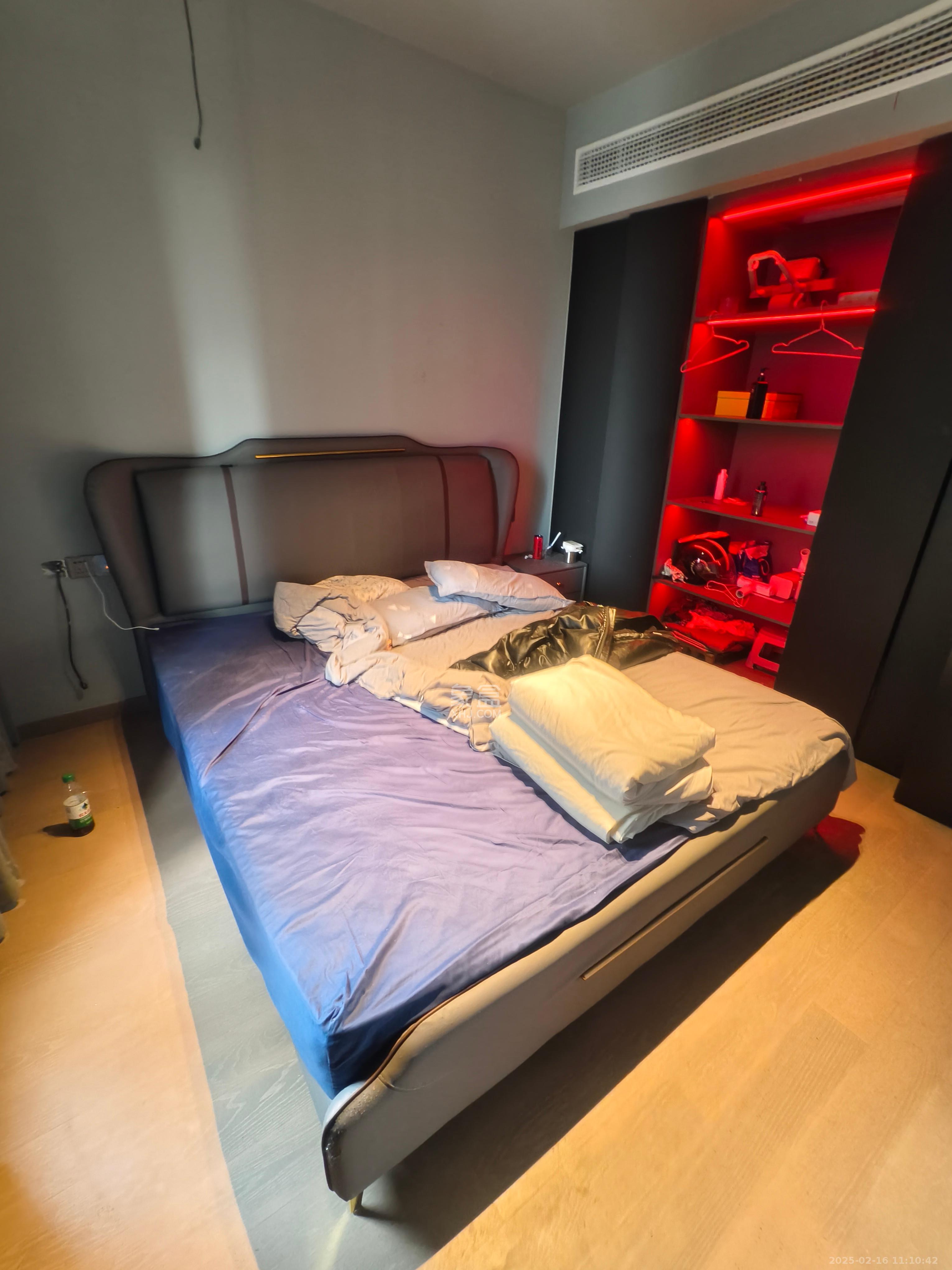 绿地V岛 4室2厅2卫 1000.0元/月 绿地V岛 4室2厅2卫 1000.0元/月室内图