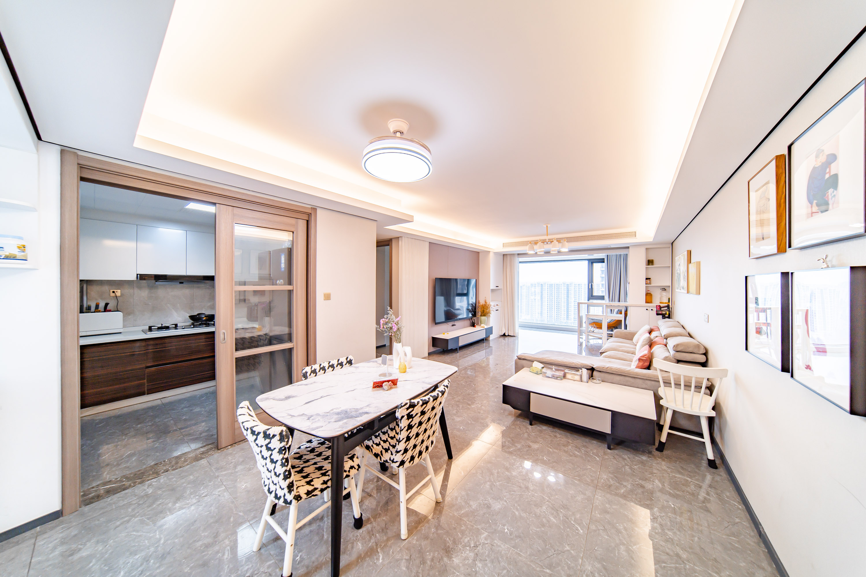 中海阅麓山一期  4室2厅2卫    200.0万 中海阅麓山一期  4室2厅2卫    200.0万客厅