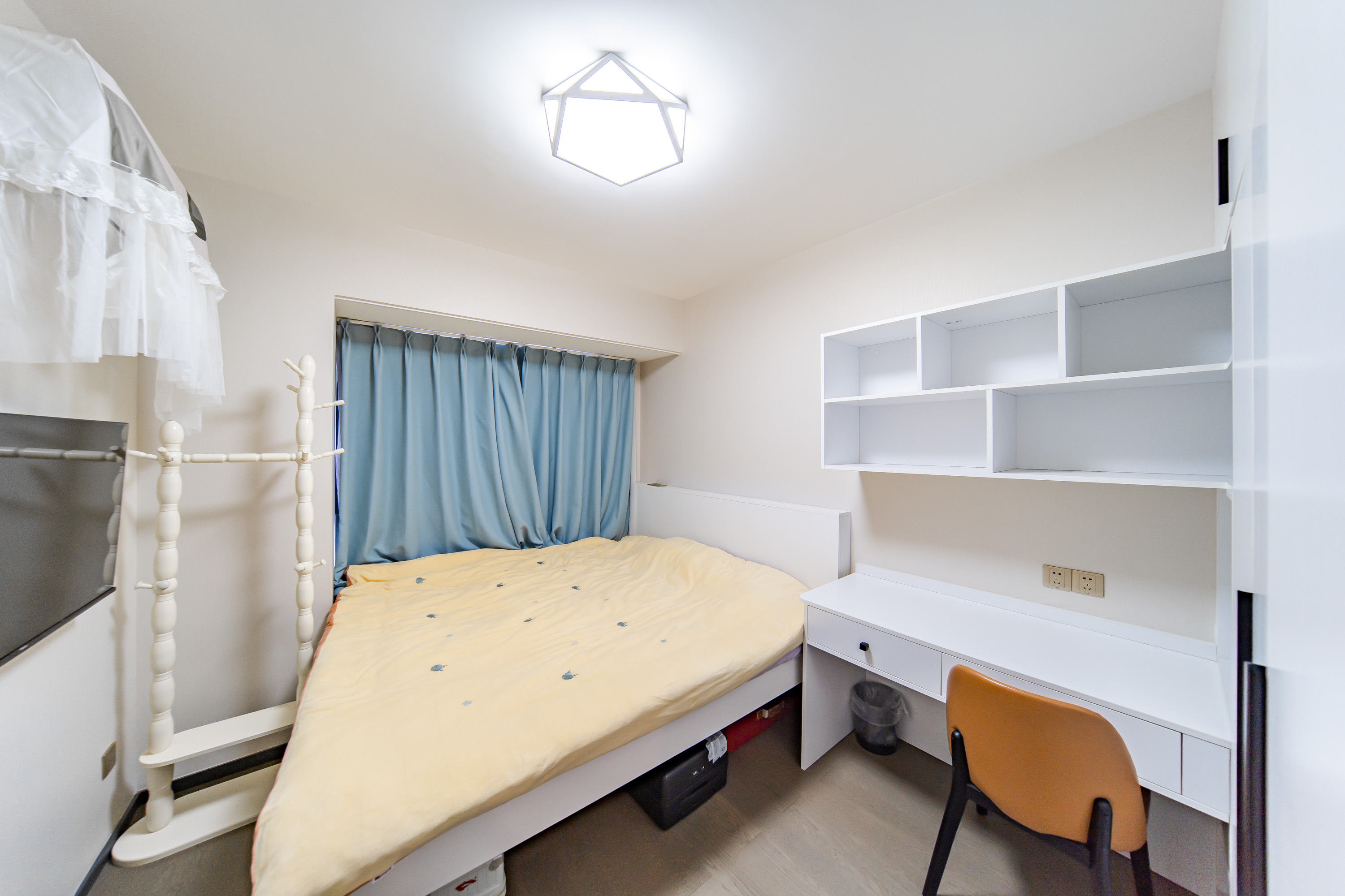 中海阅麓山一期  4室2厅2卫    200.0万 中海阅麓山一期  4室2厅2卫    200.0万卧室