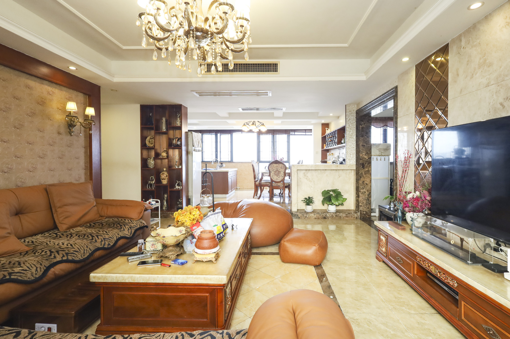 双湾国际(湘江御景花园)  3室2厅2卫    165.0万 双湾国际(湘江御景花园)  3室2厅2卫    165.0万客厅