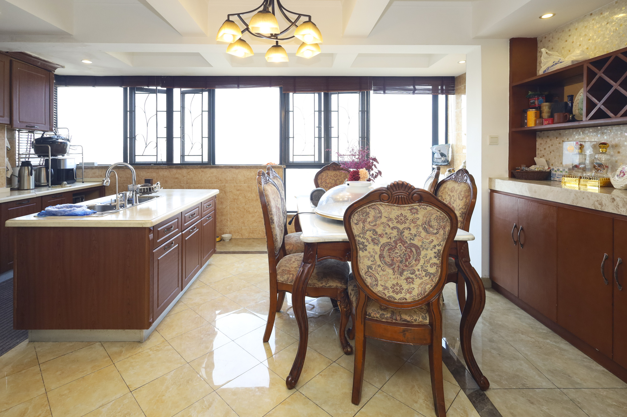 双湾国际(湘江御景花园)  3室2厅2卫    165.0万 双湾国际(湘江御景花园)  3室2厅2卫    165.0万厨房