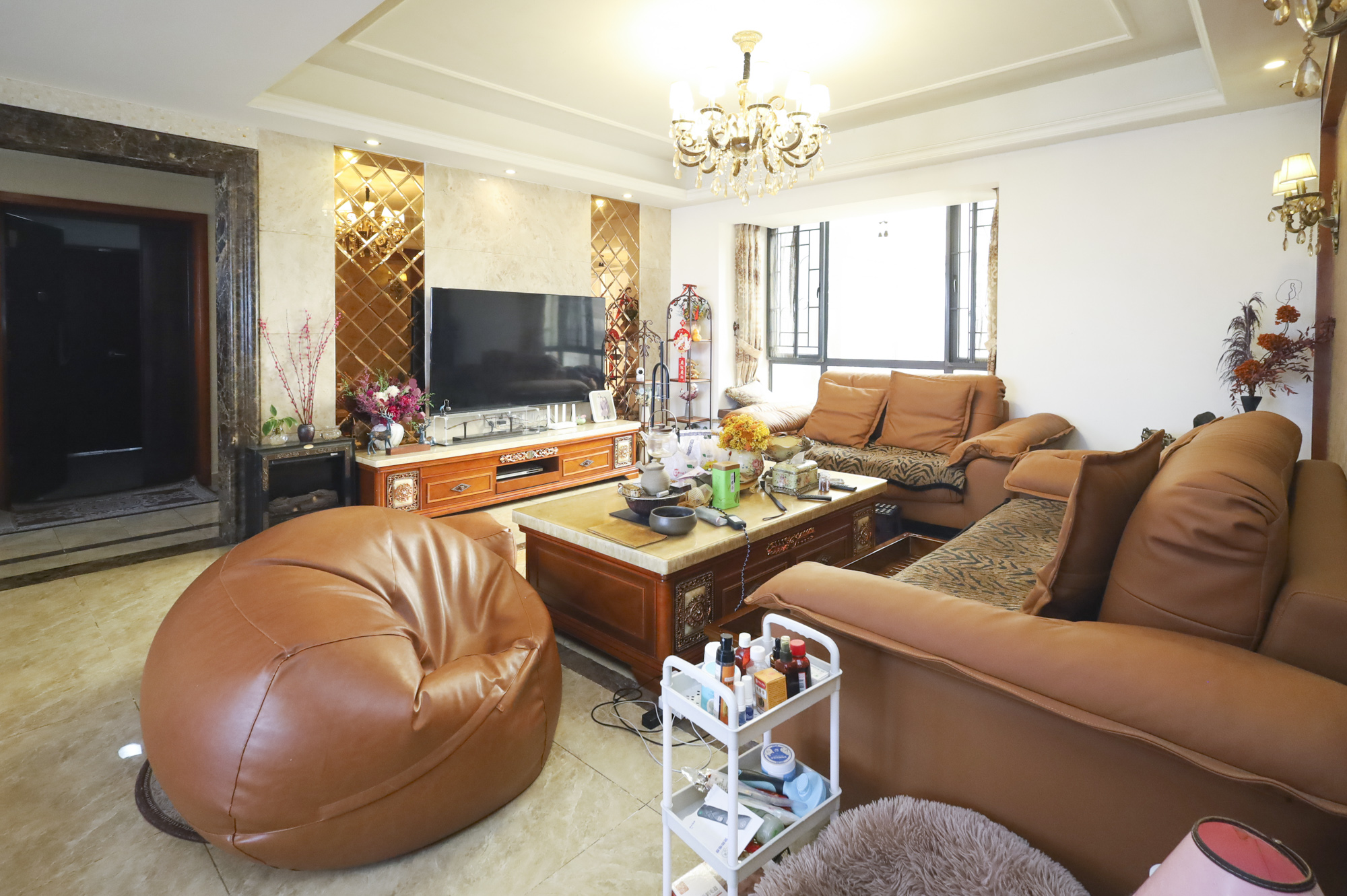 双湾国际(湘江御景花园)  3室2厅2卫    165.0万 双湾国际(湘江御景花园)  3室2厅2卫    165.0万客厅