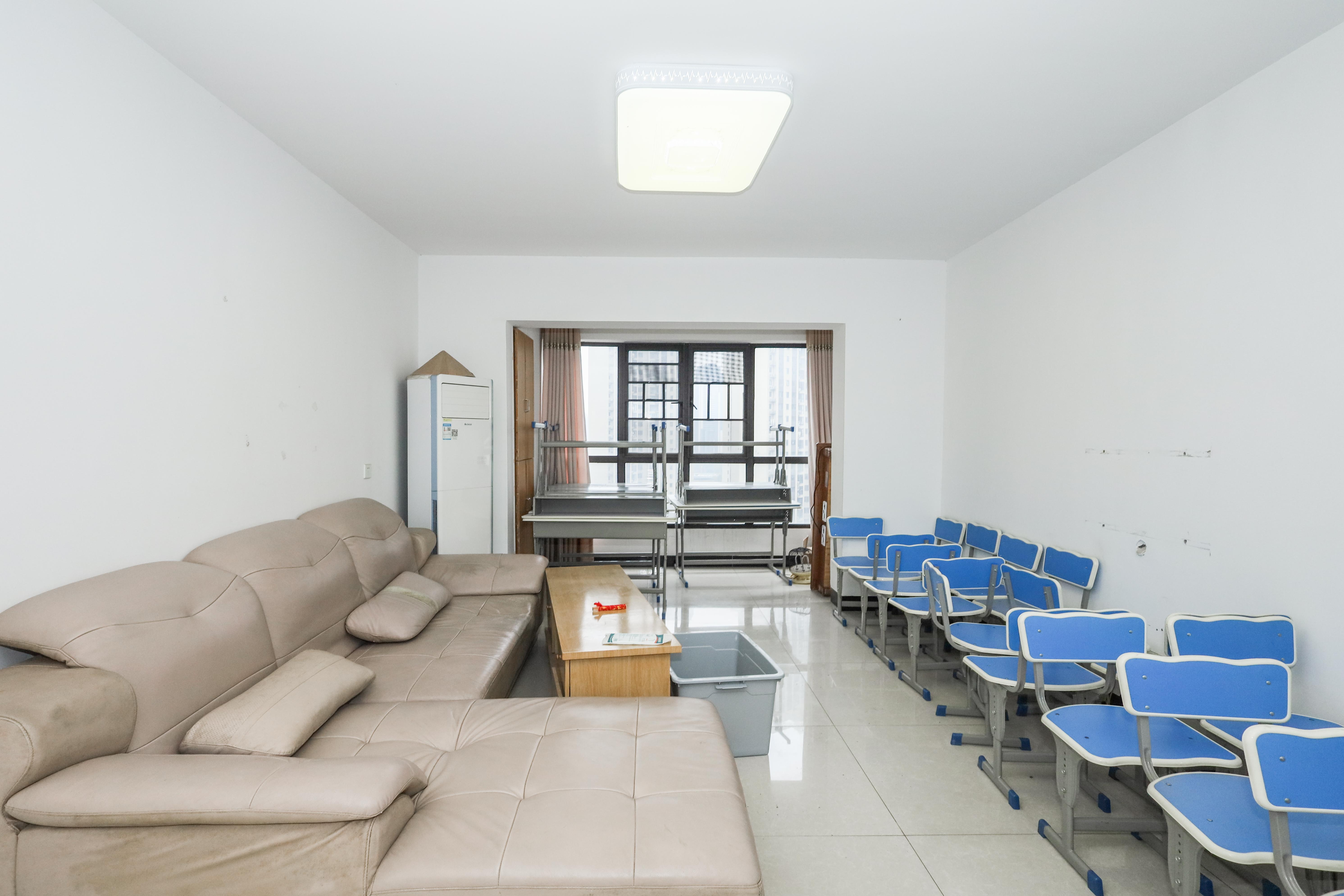 和泓梅溪四季  1室2厅2卫    135.0万 和泓梅溪四季  1室2厅2卫    135.0万客厅