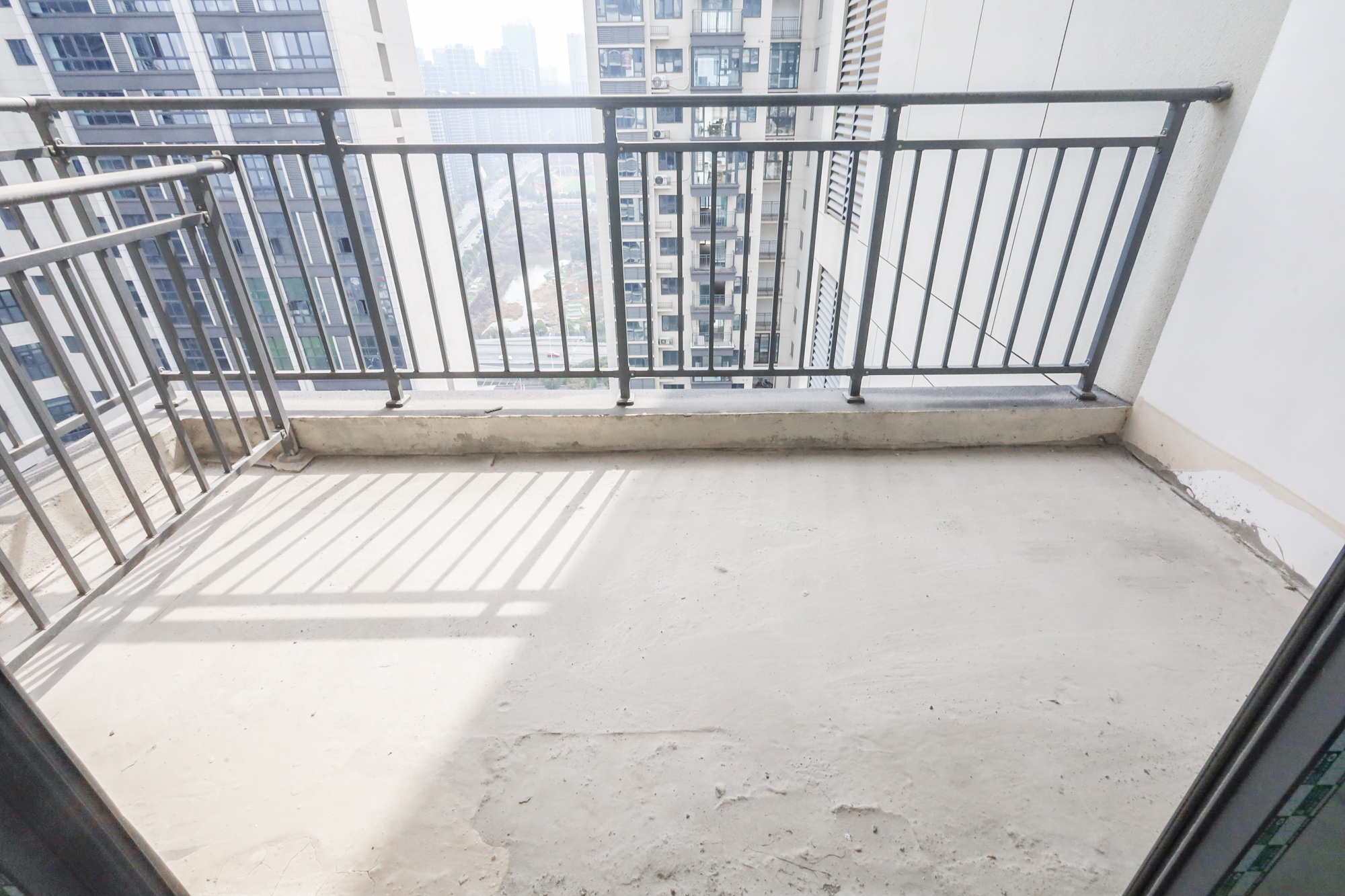 华杰天骄(滨江福源里) 4室2厅2卫 185.0万 华杰天骄(滨江福源里) 4室2厅2卫 185.0万阳台