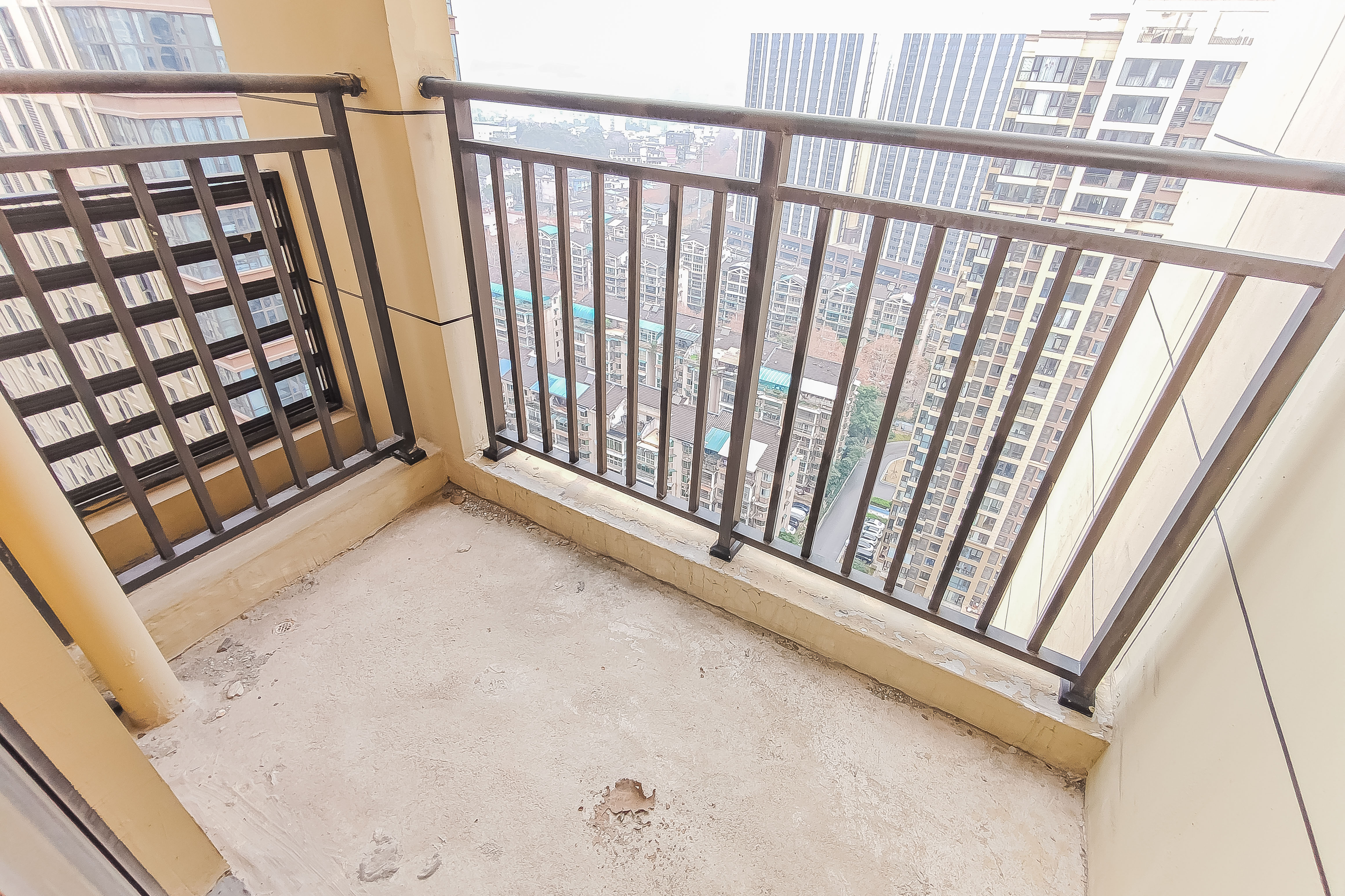 世茂璀璨天城  4室2厅3卫    239.0万 世茂璀璨天城  4室2厅3卫    239.0万阳台