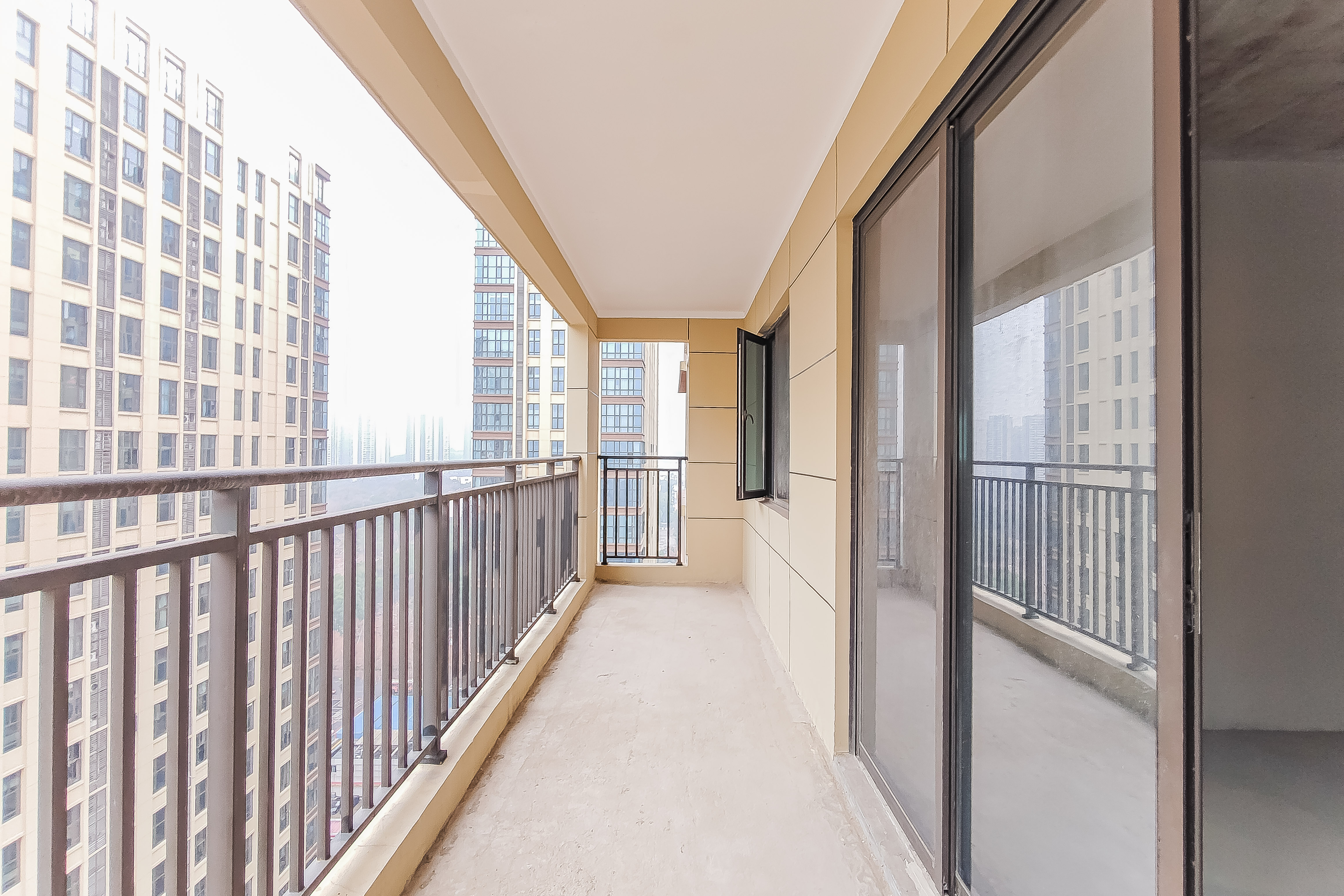 世茂璀璨天城  4室2厅3卫    239.0万 世茂璀璨天城  4室2厅3卫    239.0万阳台