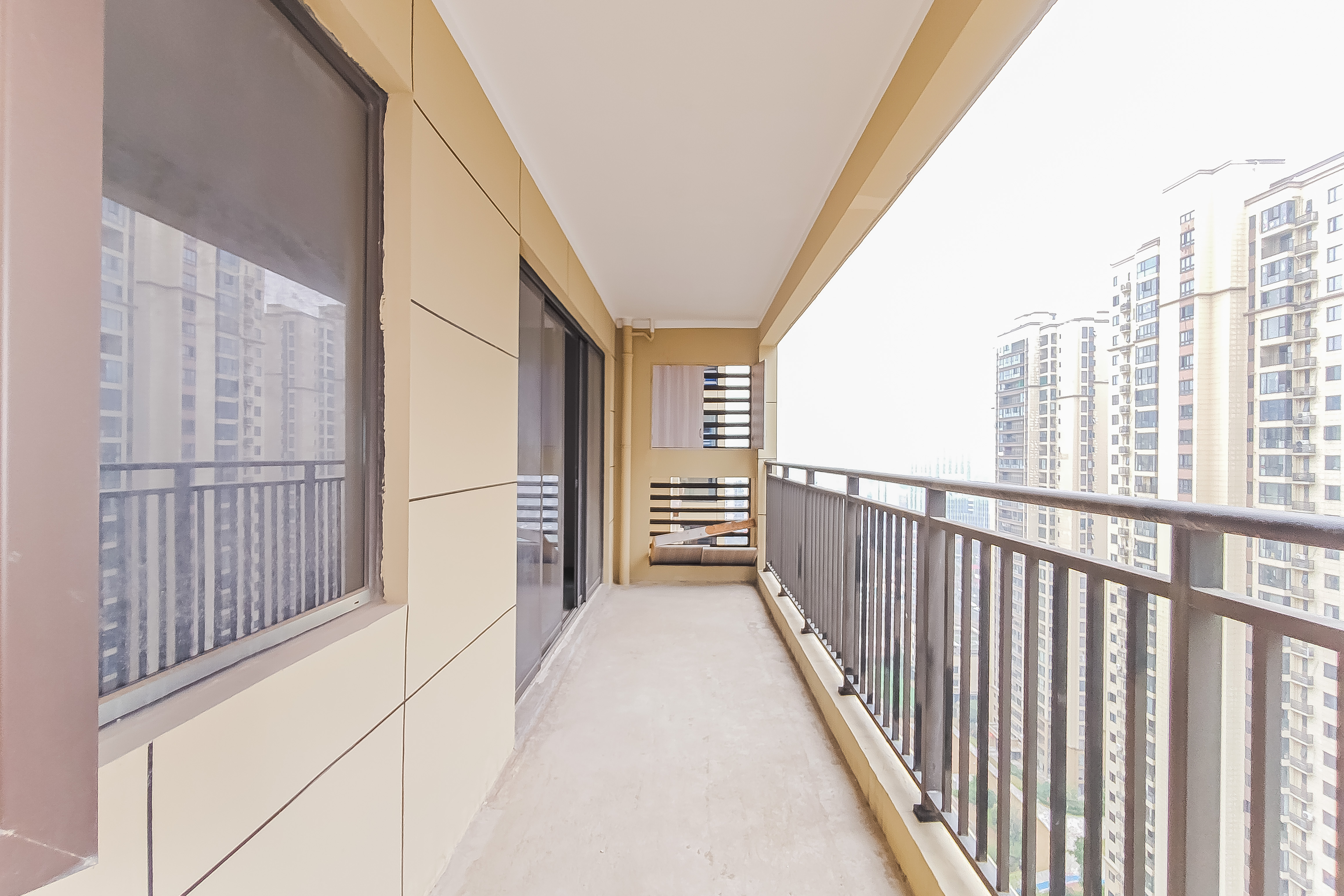 世茂璀璨天城  4室2厅3卫    239.0万 世茂璀璨天城  4室2厅3卫    239.0万阳台