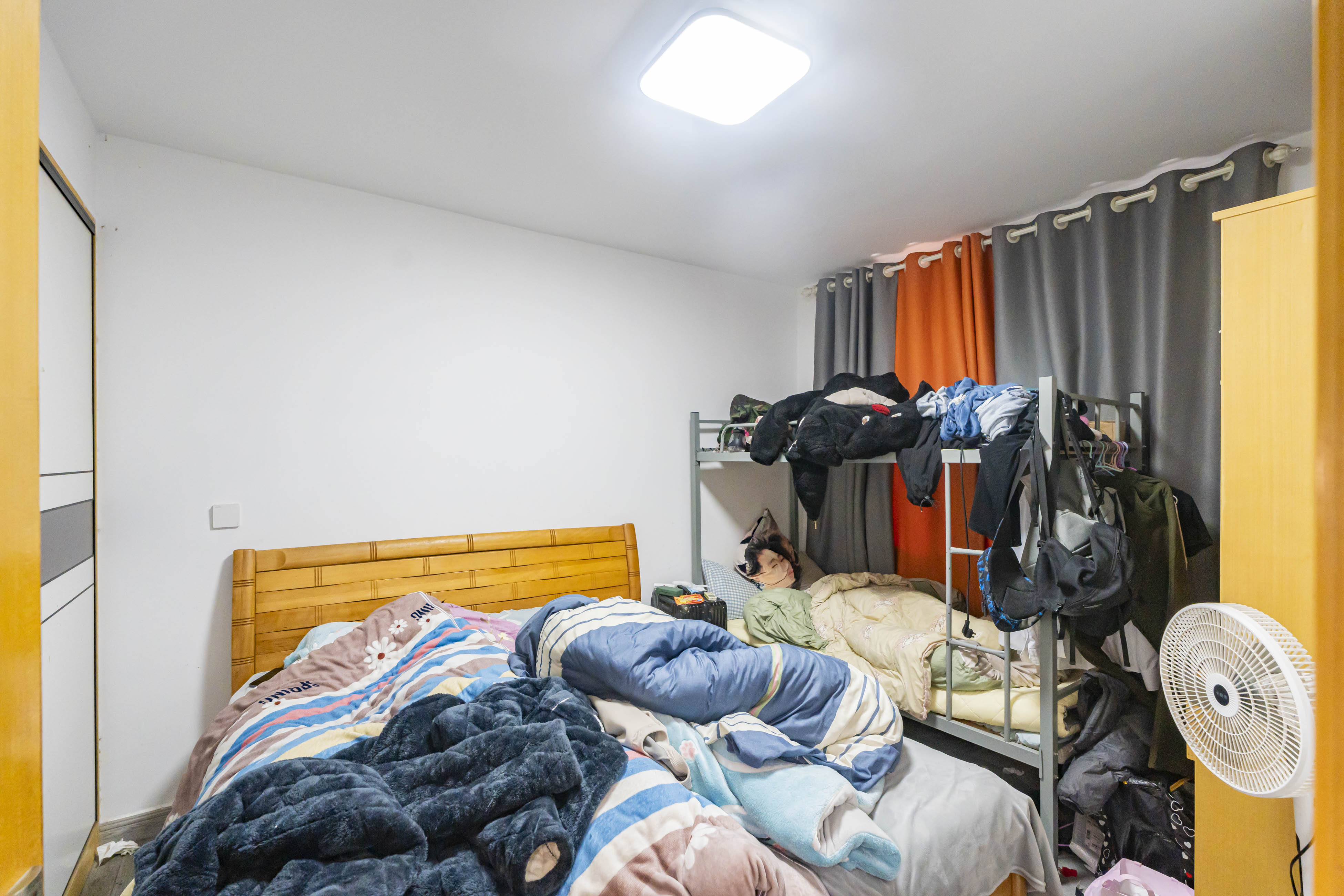 洪山家园  3室2厅2卫   66.00万卧室