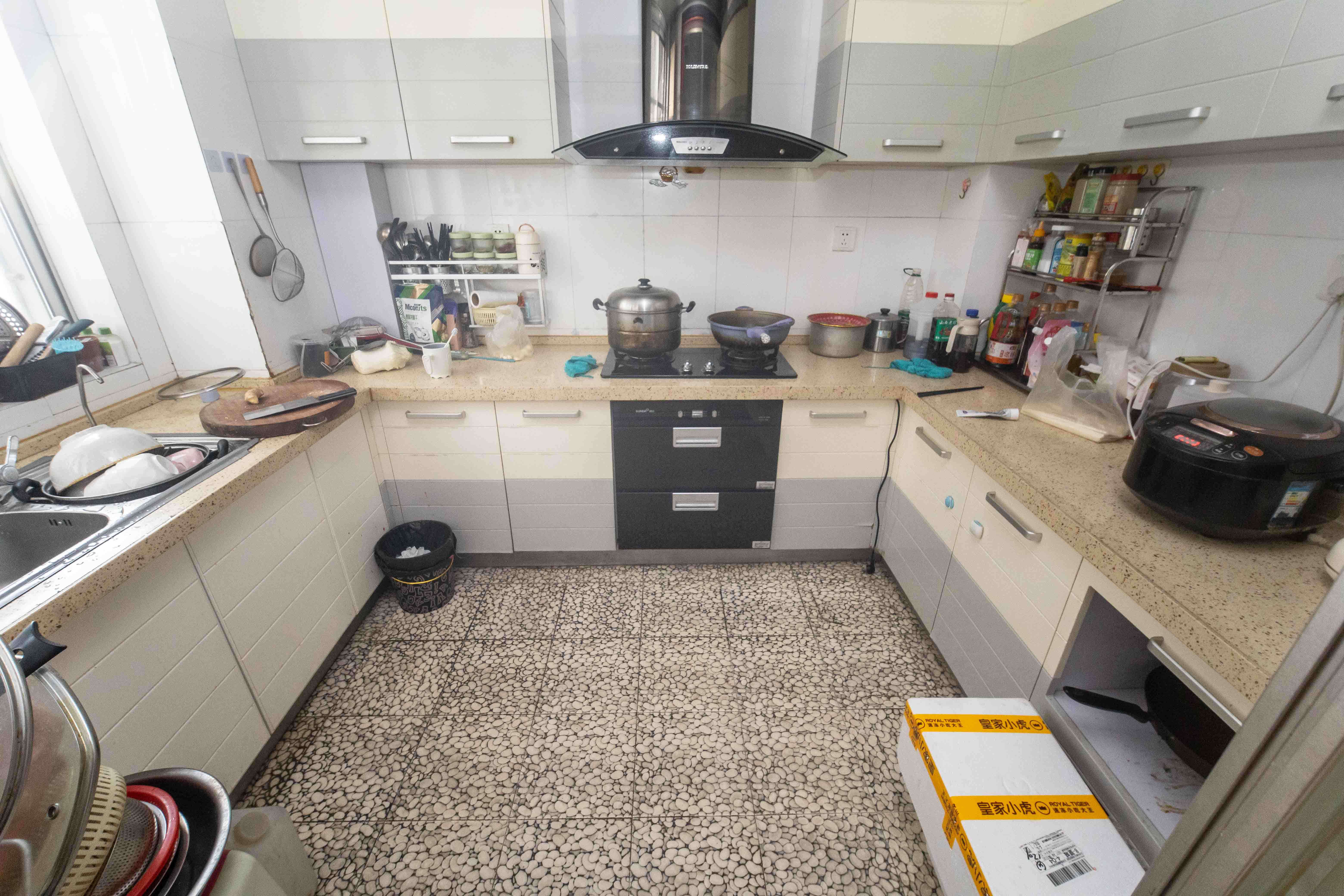 荷花园电信宿舍(天辰荷花苑) 4室2厅2卫 151.0万 荷花园电信宿舍(天辰荷花苑) 4室2厅2卫 151.0万厨房