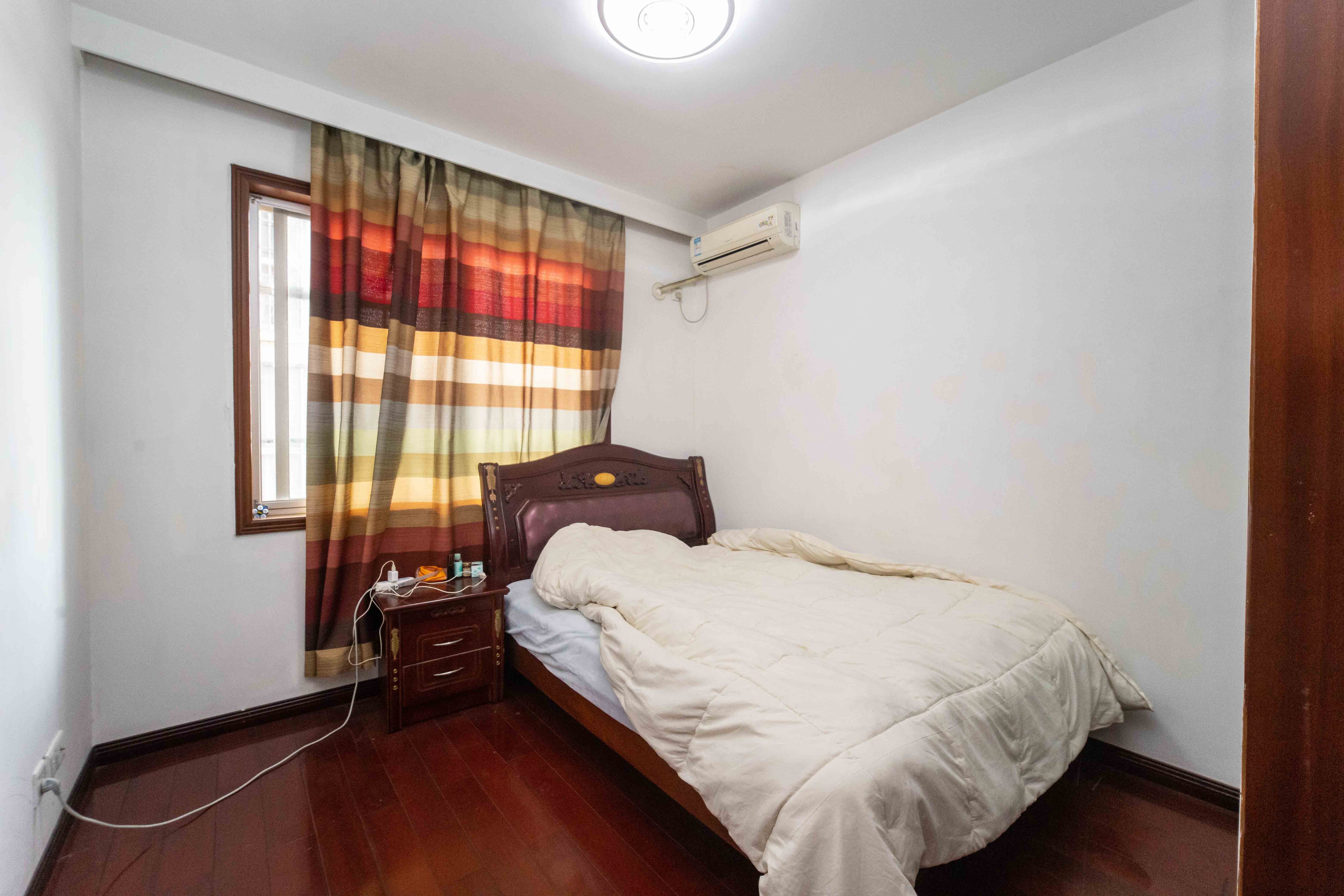 荷花园电信宿舍(天辰荷花苑) 4室2厅2卫 151.0万 荷花园电信宿舍(天辰荷花苑) 4室2厅2卫 151.0万卧室