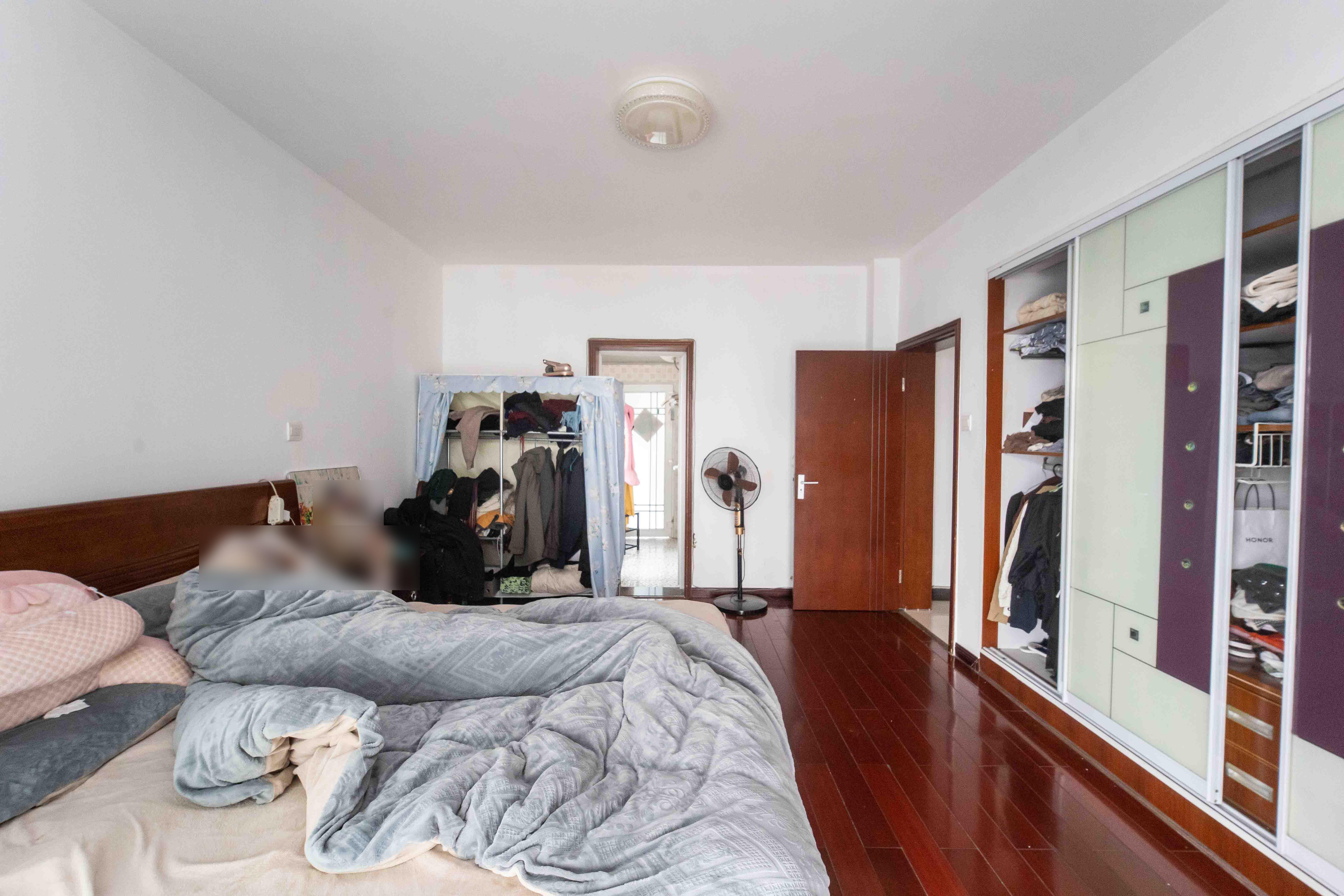 荷花园电信宿舍(天辰荷花苑) 4室2厅2卫 151.0万 荷花园电信宿舍(天辰荷花苑) 4室2厅2卫 151.0万卧室