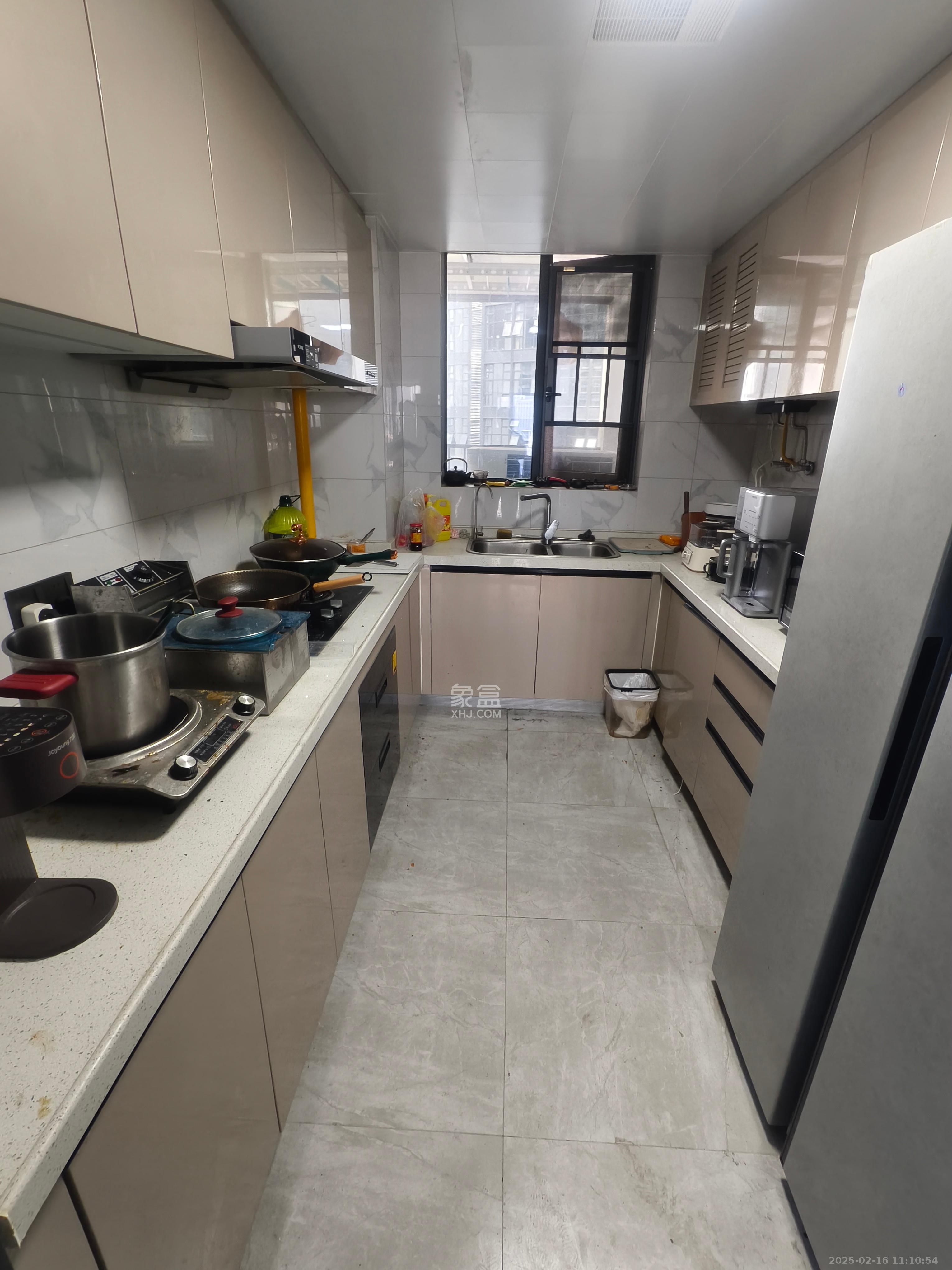 绿地V岛 4室2厅2卫 1000.0元/月 绿地V岛 4室2厅2卫 1000.0元/月室内图