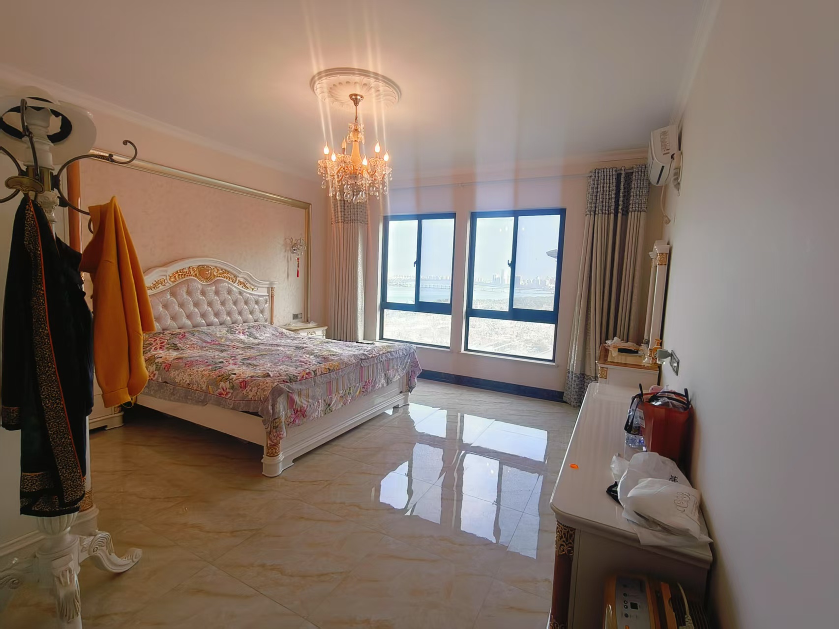 江畔人家 4室2厅2卫 5800.0元/月 江畔人家 4室2厅2卫 5800.0元/月室内图