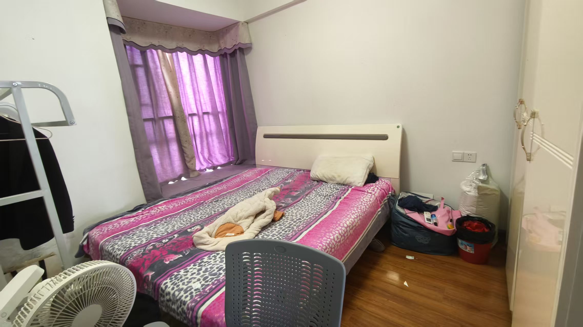 银泰红城1-5期 3室2厅2卫 2300.0元/月 银泰红城1-5期 3室2厅2卫 2300.0元/月室内图