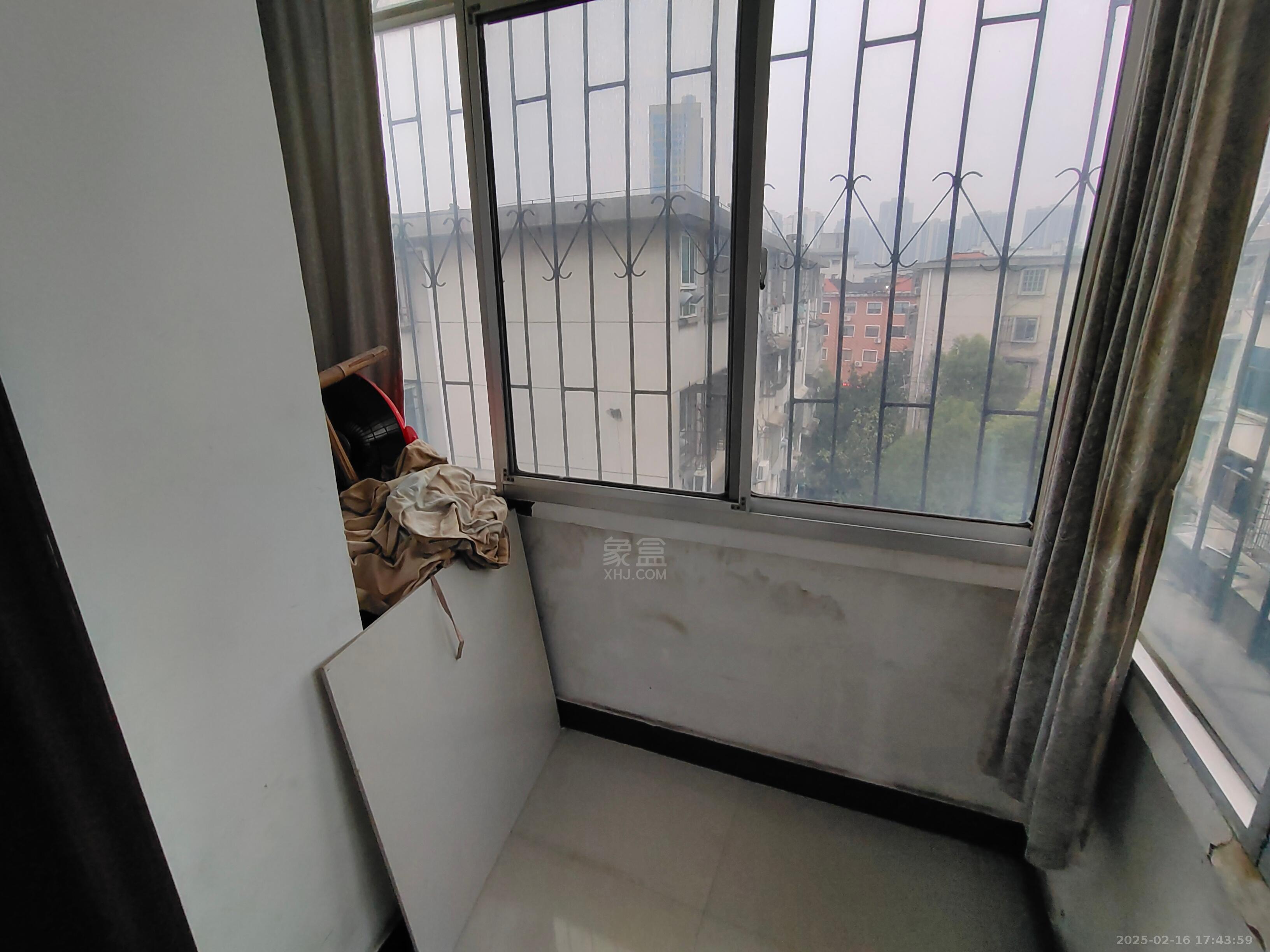 花园一村 3室1厅1卫 800.0元/月 花园一村 3室1厅1卫 800.0元/月室内图