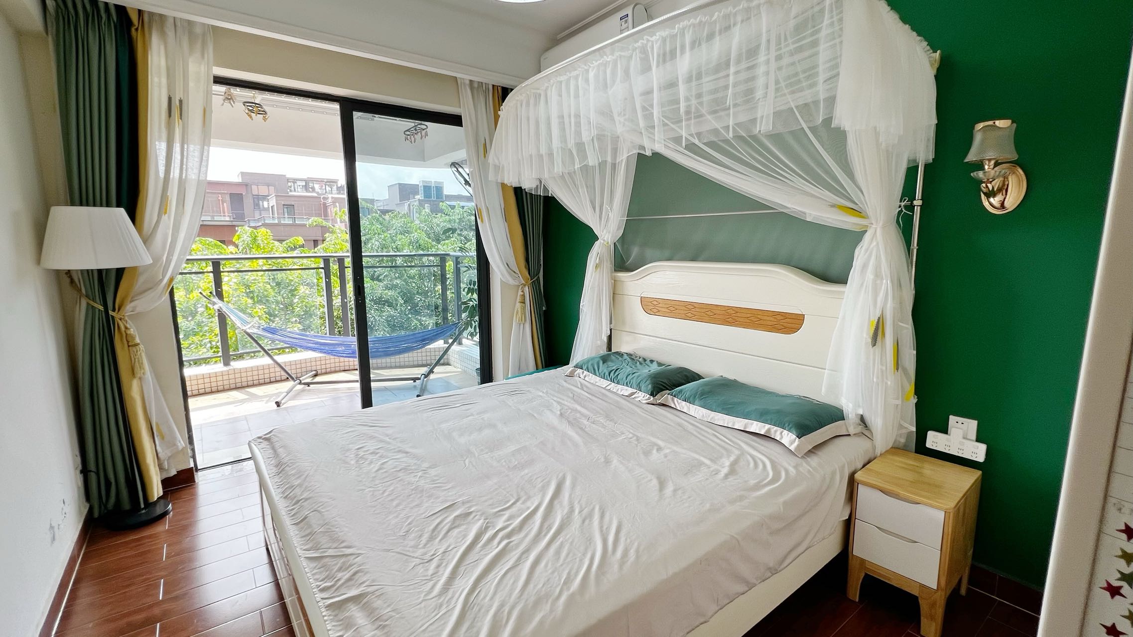 碧桂园滨海国际二期(君临湾) 3室2厅1卫 236.0万 碧桂园滨海国际二期(君临湾) 3室2厅1卫 236.0万卧室