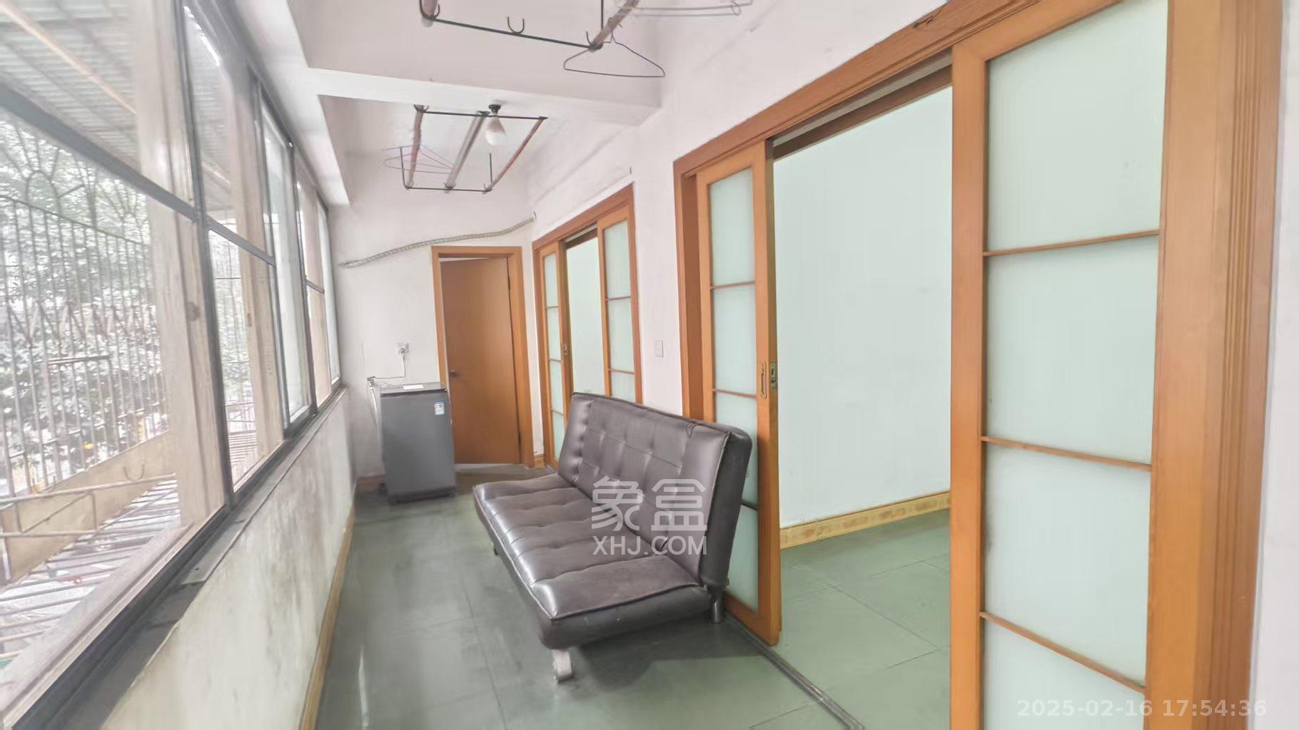 霞西小区 3室2厅2卫 1200.0元/月 霞西小区 3室2厅2卫 1200.0元/月室内图