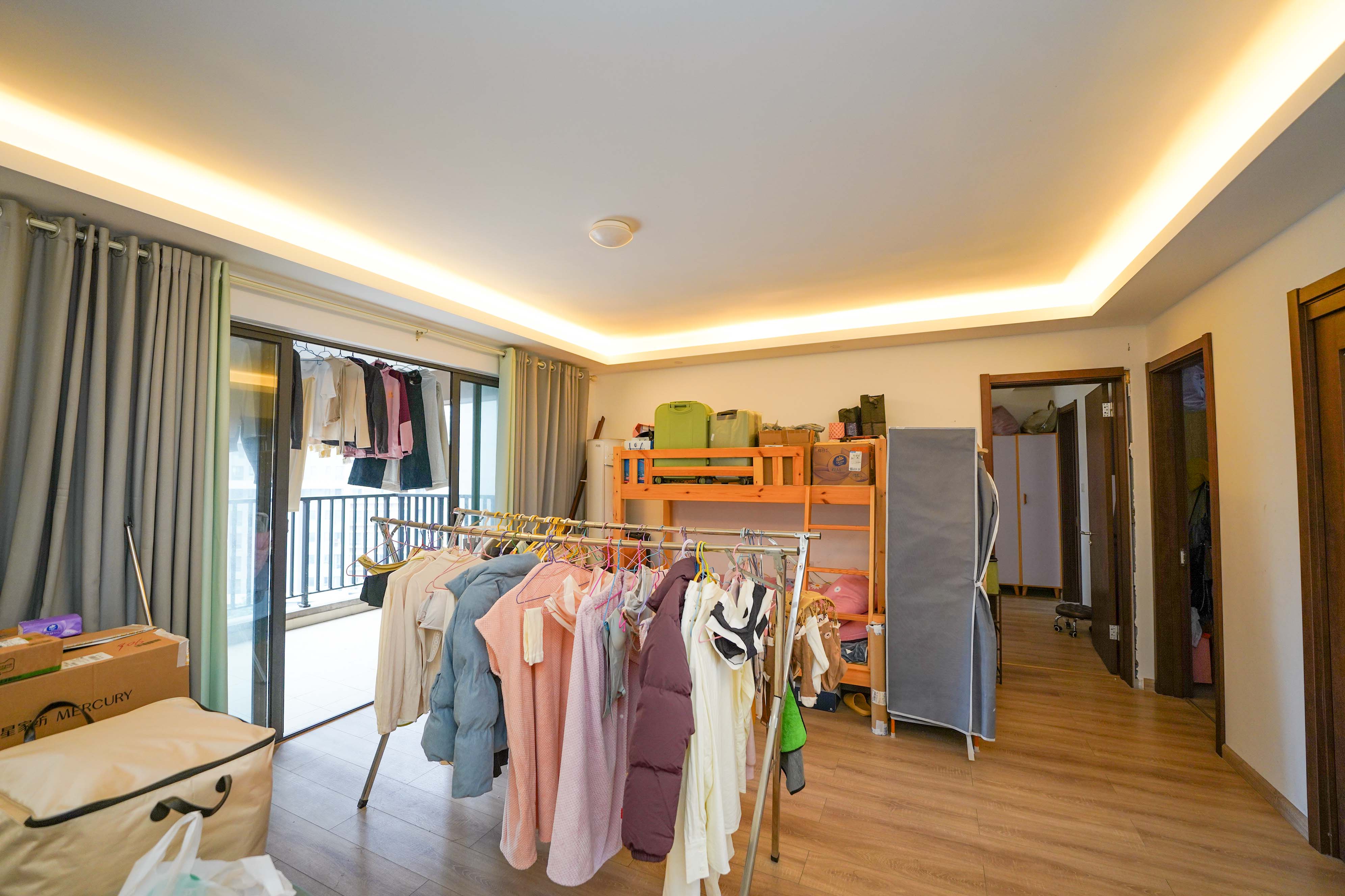 汇金城/嘉华城(二期、三期) 4室2厅2卫 156.0万 汇金城/嘉华城(二期、三期) 4室2厅2卫 156.0万客厅