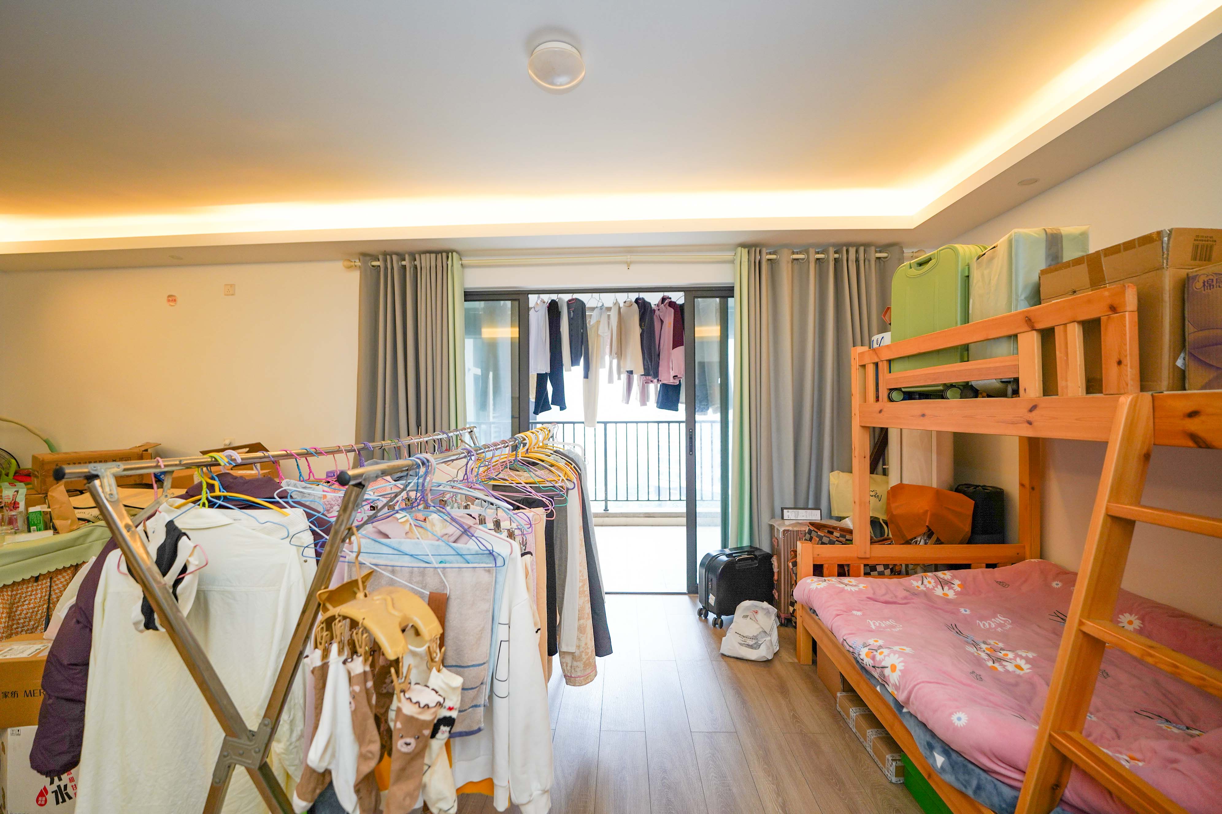 汇金城/嘉华城(二期、三期) 4室2厅2卫 156.0万 汇金城/嘉华城(二期、三期) 4室2厅2卫 156.0万客厅