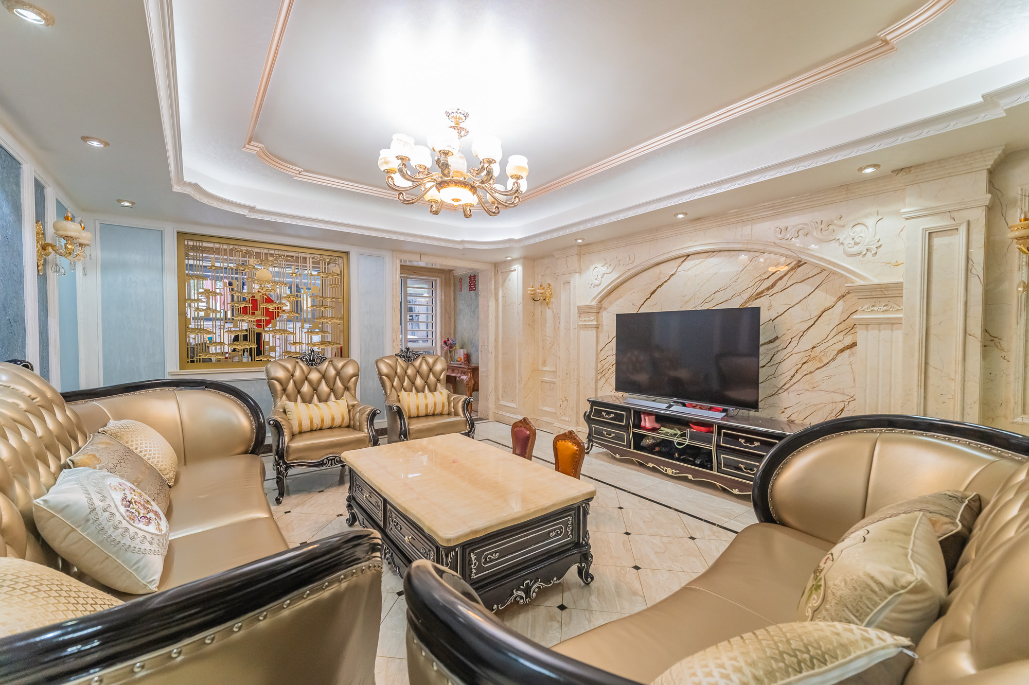 海伦春天  5室3厅2卫    396.0万 海伦春天  5室3厅2卫    396.0万客厅