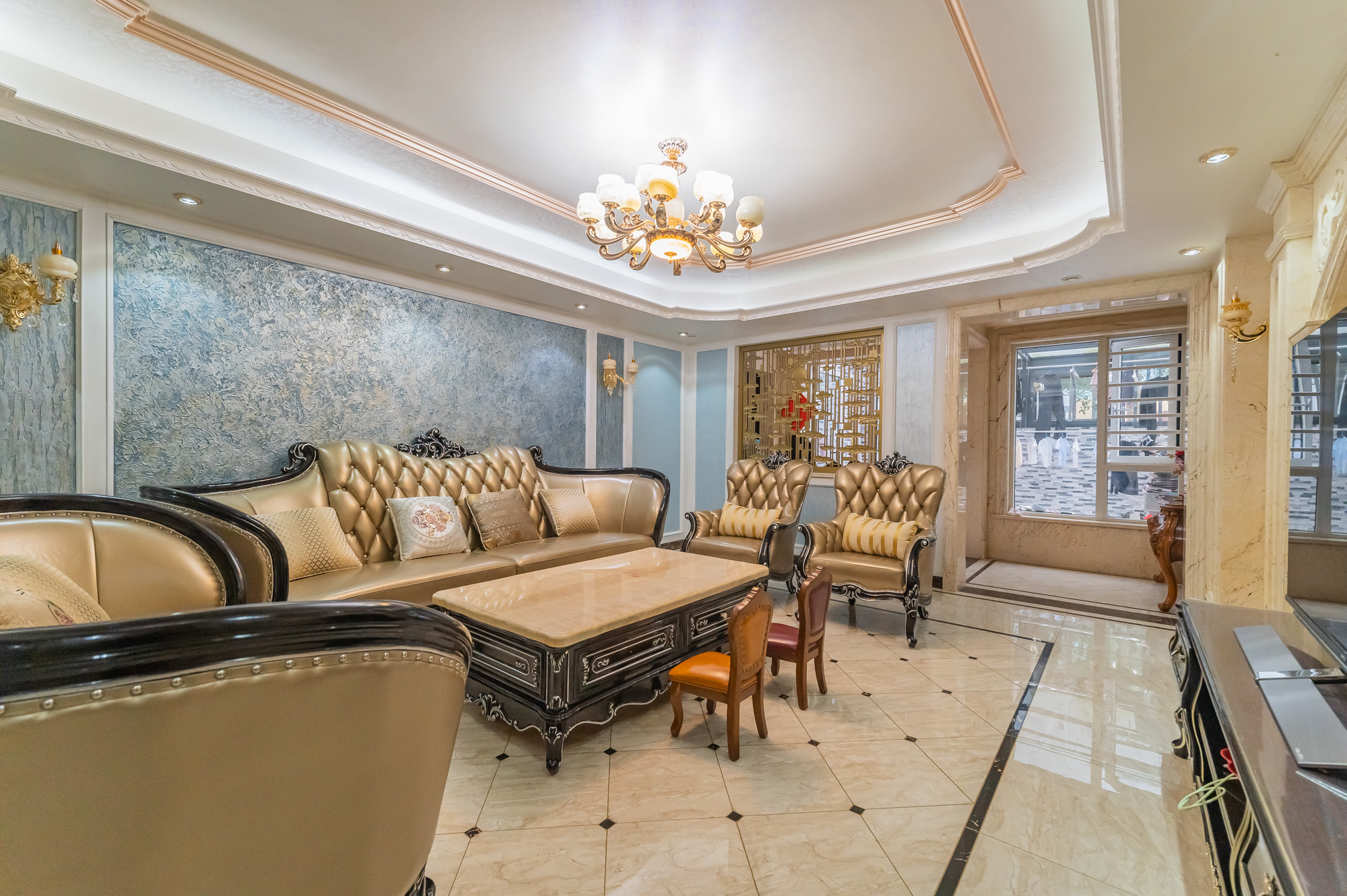 海伦春天  5室3厅2卫    396.0万 海伦春天  5室3厅2卫    396.0万客厅