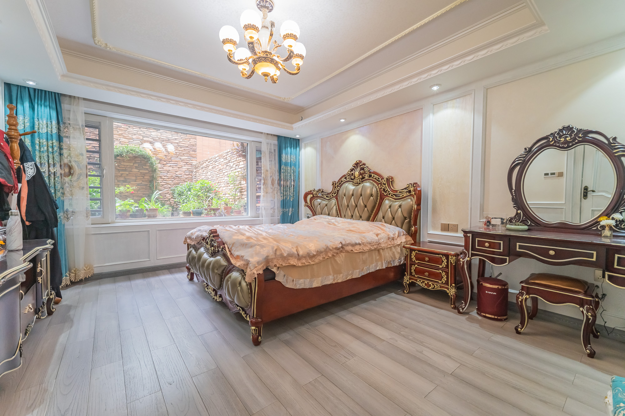 海伦春天  5室3厅2卫    396.0万 海伦春天  5室3厅2卫    396.0万卧室