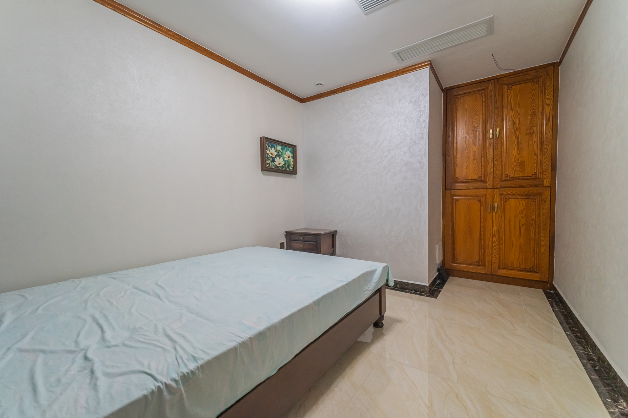 海伦春天  5室3厅2卫    396.0万 海伦春天  5室3厅2卫    396.0万卧室