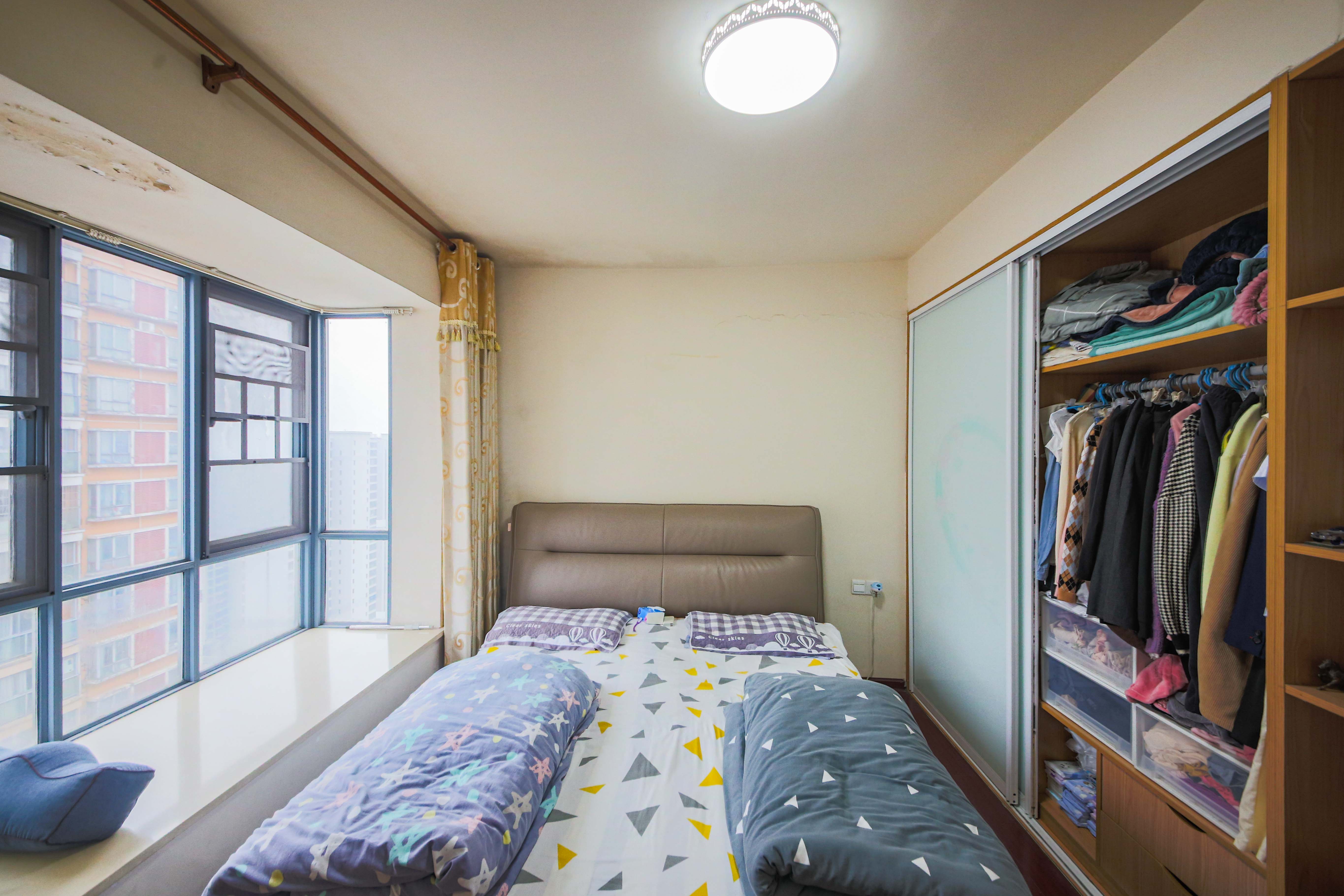 标志浪漫满屋（枫景公寓）  2室2厅1卫   73.00万卧室