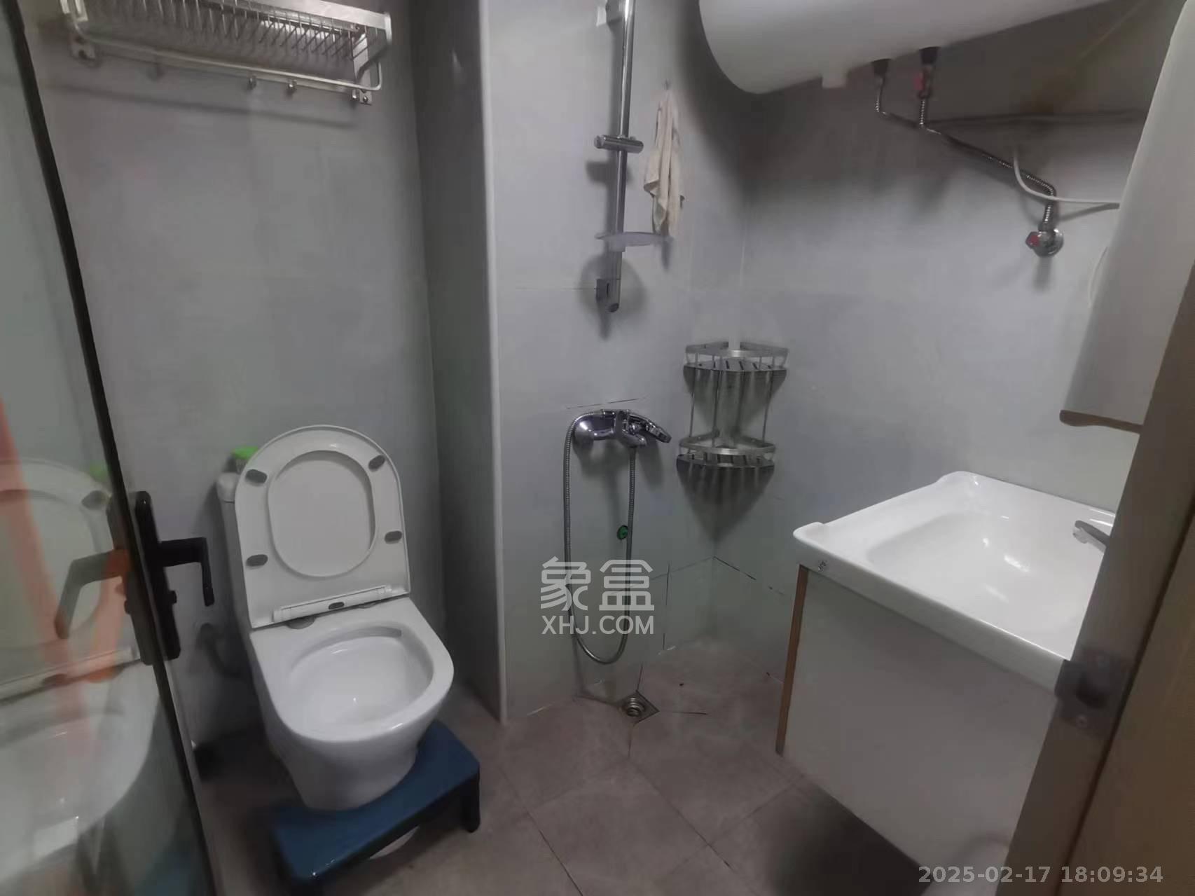 保利东郡 3室2厅2卫 2400.0元/月 保利东郡 3室2厅2卫 2400.0元/月室内图