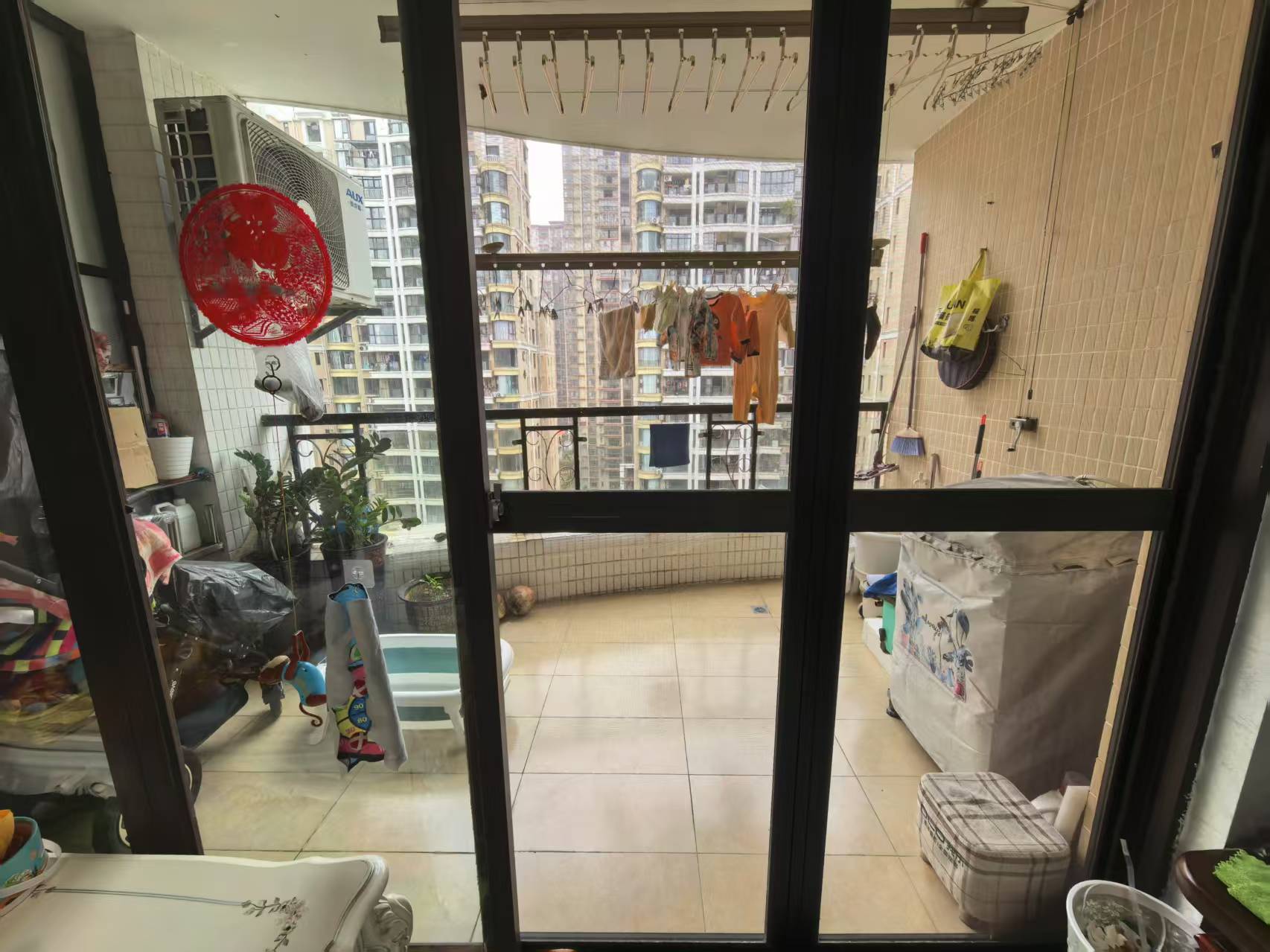 滨江帝景一期 3室2厅2卫 188.0万 滨江帝景一期 3室2厅2卫 188.0万客厅