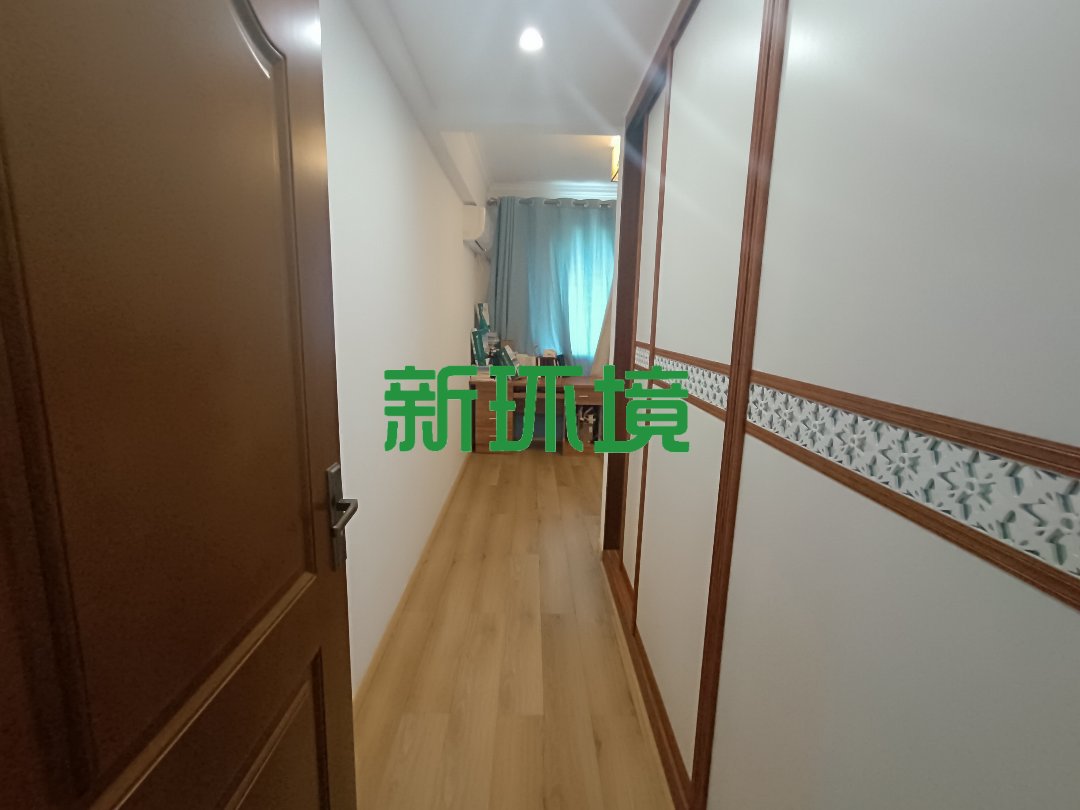 东岳新外滩  1室0厅0卫   121.80万客厅