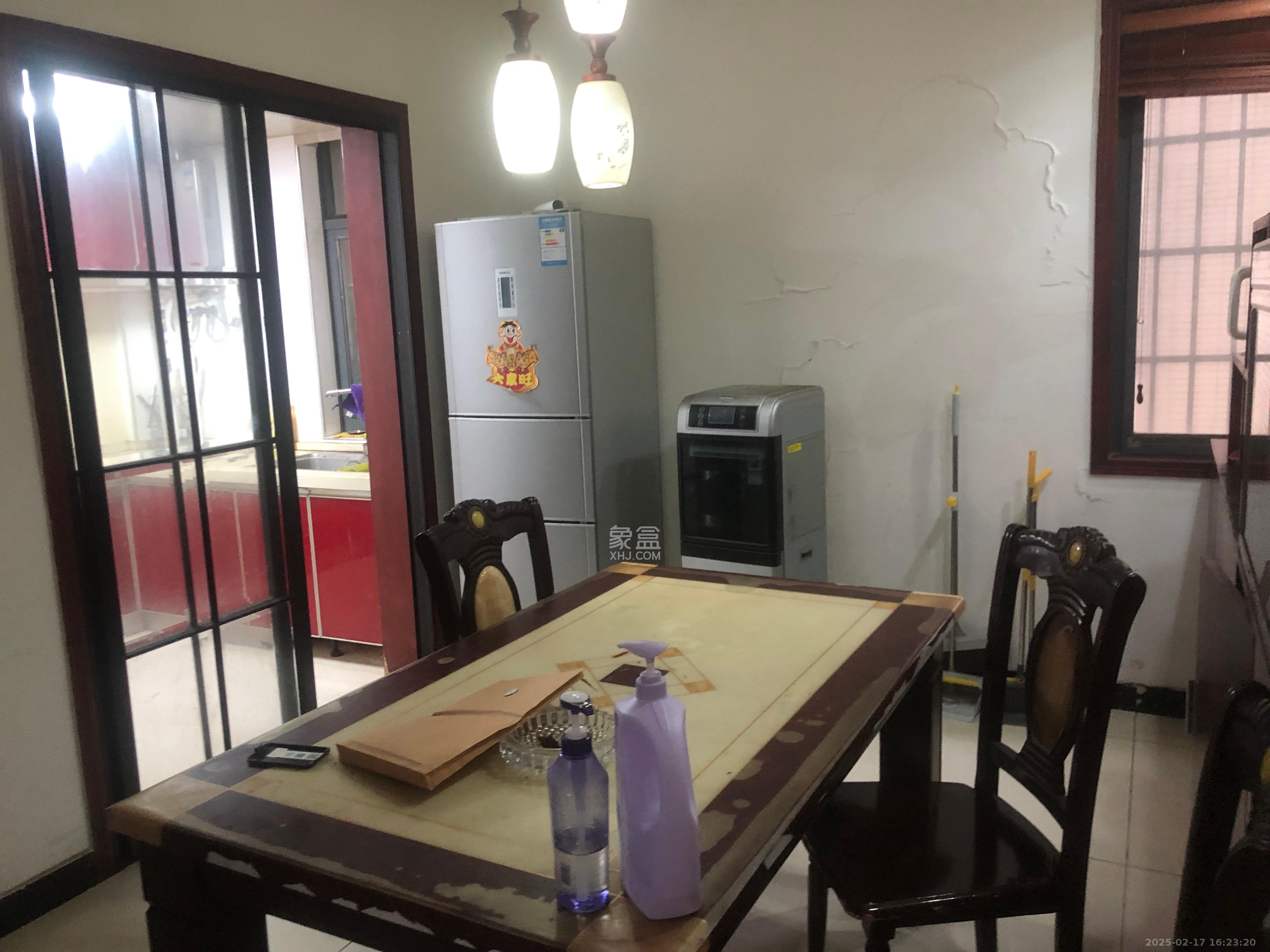 童话里  4室2厅2卫    3200.0元/月 童话里  4室2厅2卫    3200.0元/月室内图