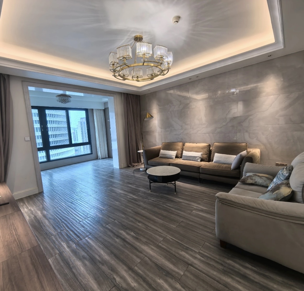 海航豪庭北苑 5室2厅2卫 530.0万 海航豪庭北苑 5室2厅2卫 530.0万客厅