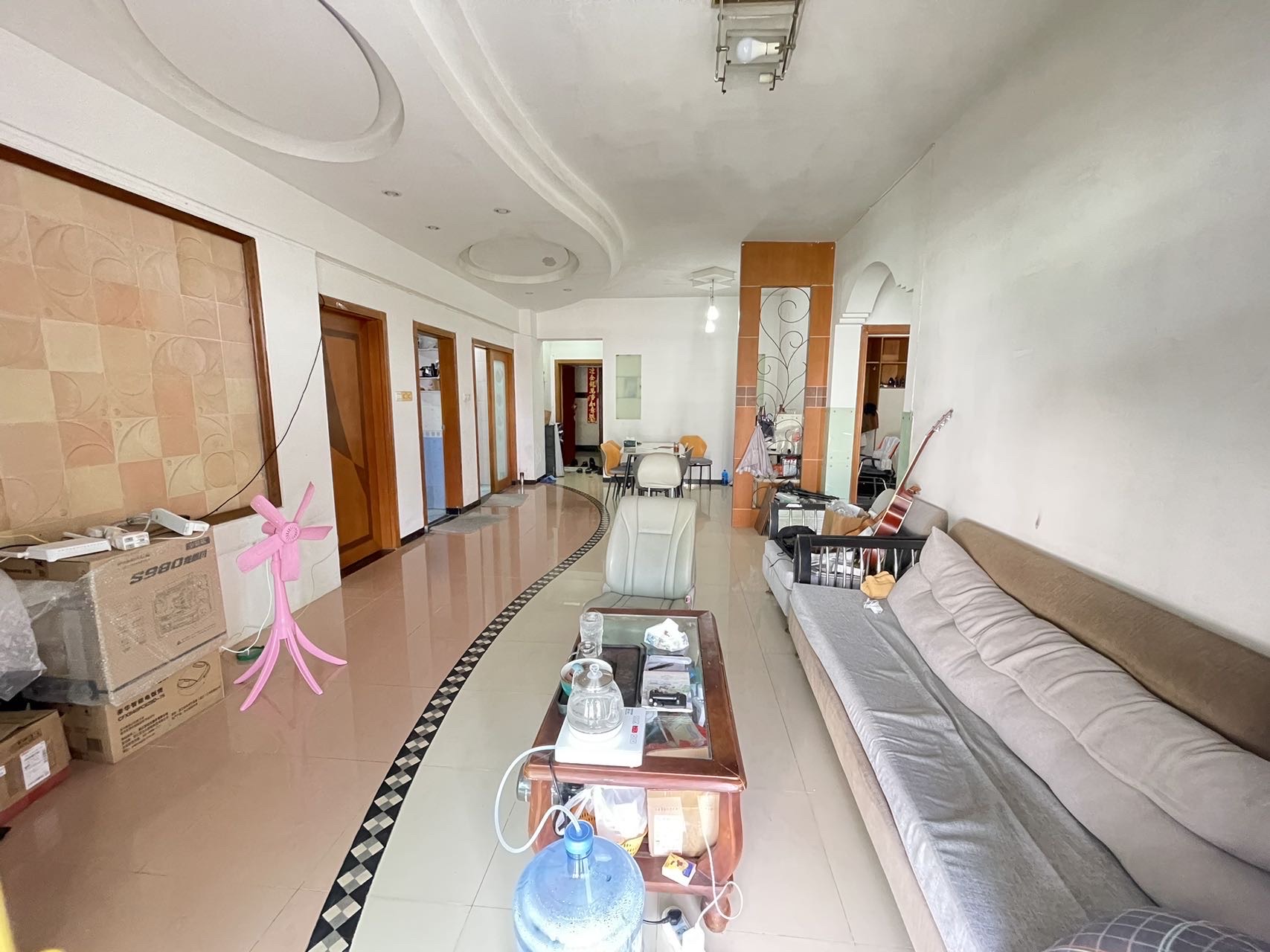 名门广场南区(一期) 3室2厅1卫 170.0万 名门广场南区(一期) 3室2厅1卫 170.0万客厅