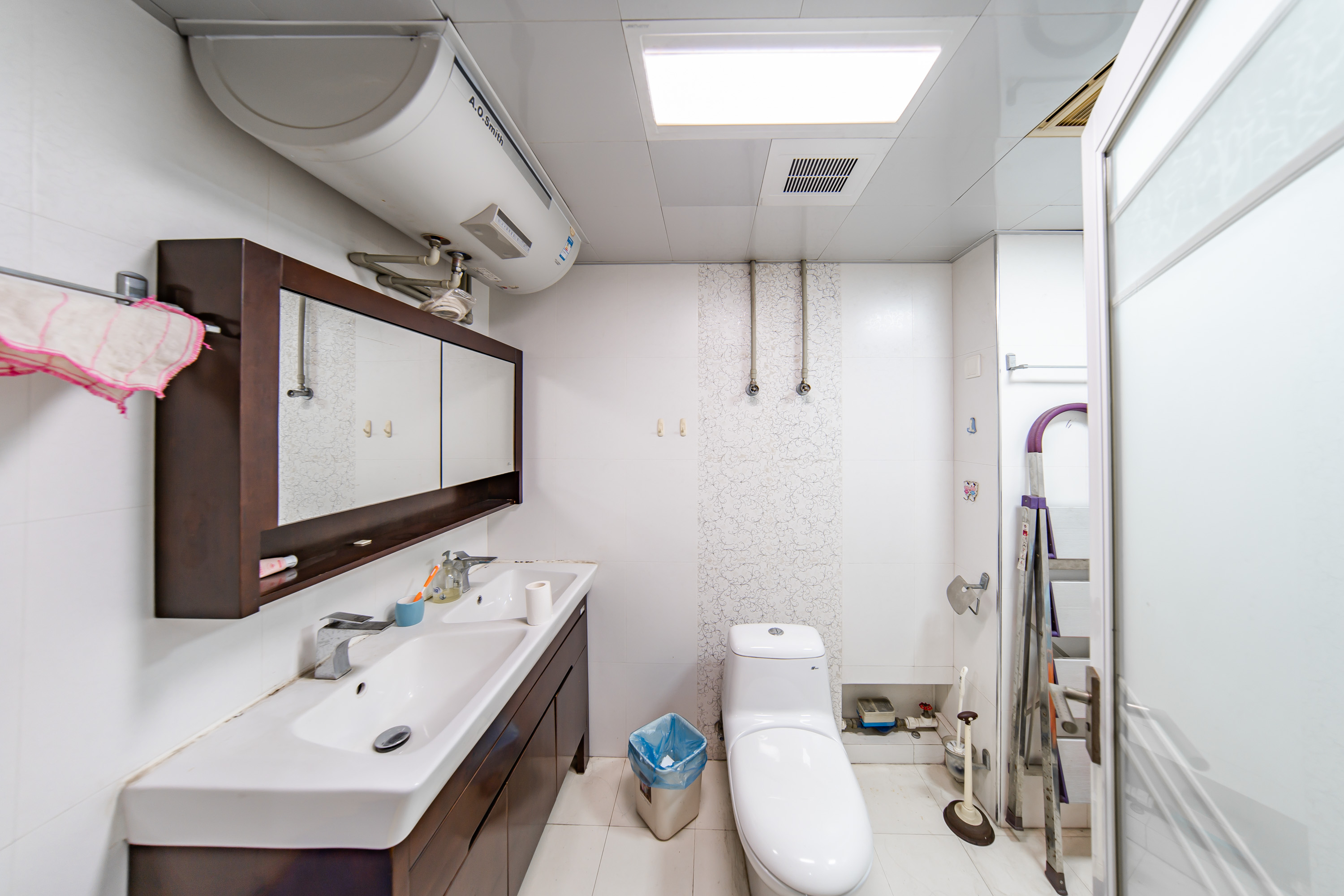 阳光100二期 3室2厅1卫 118.0万 阳光100二期 3室2厅1卫 118.0万卫生间