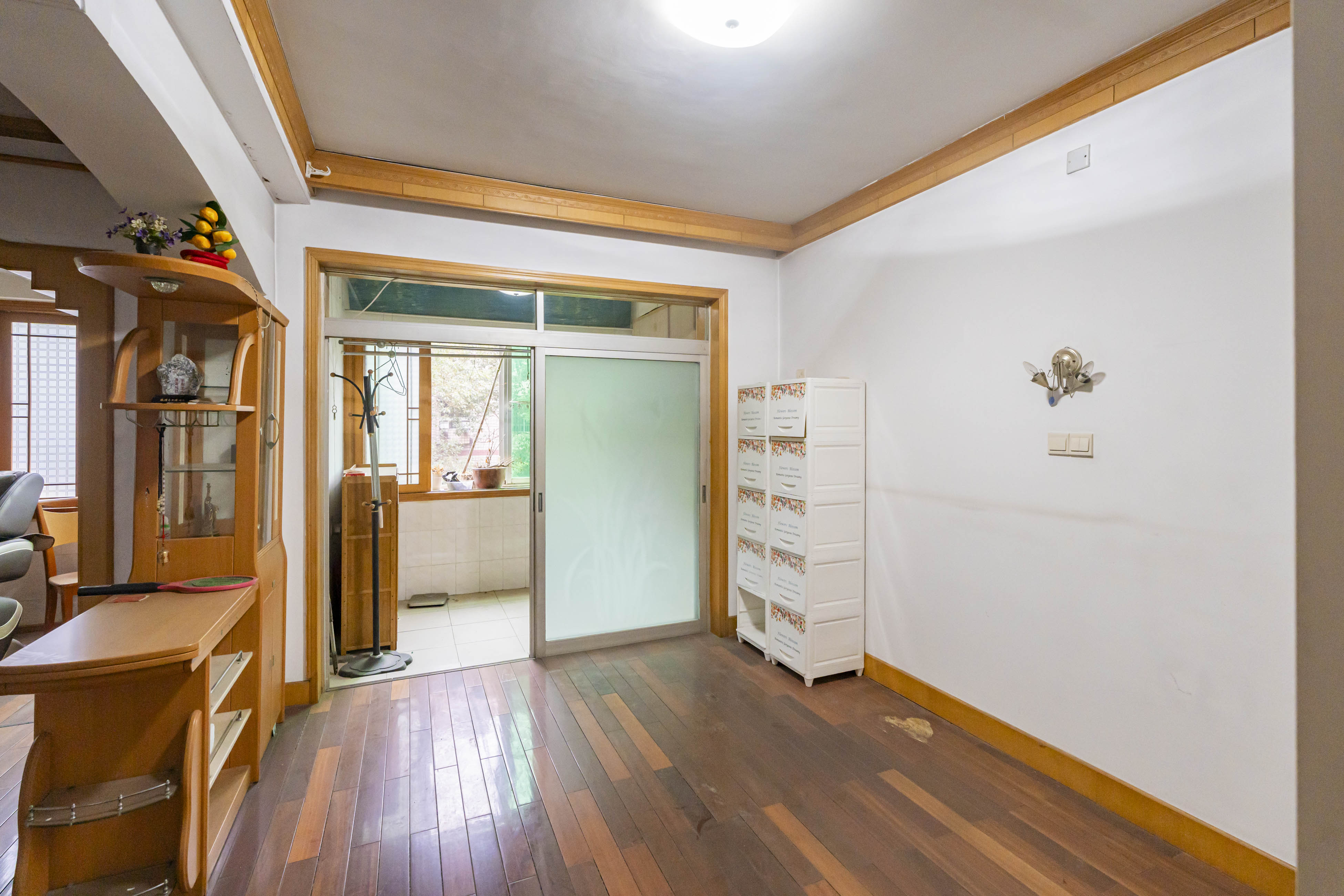 金鹰小区  3室2厅2卫   81.00万卧室