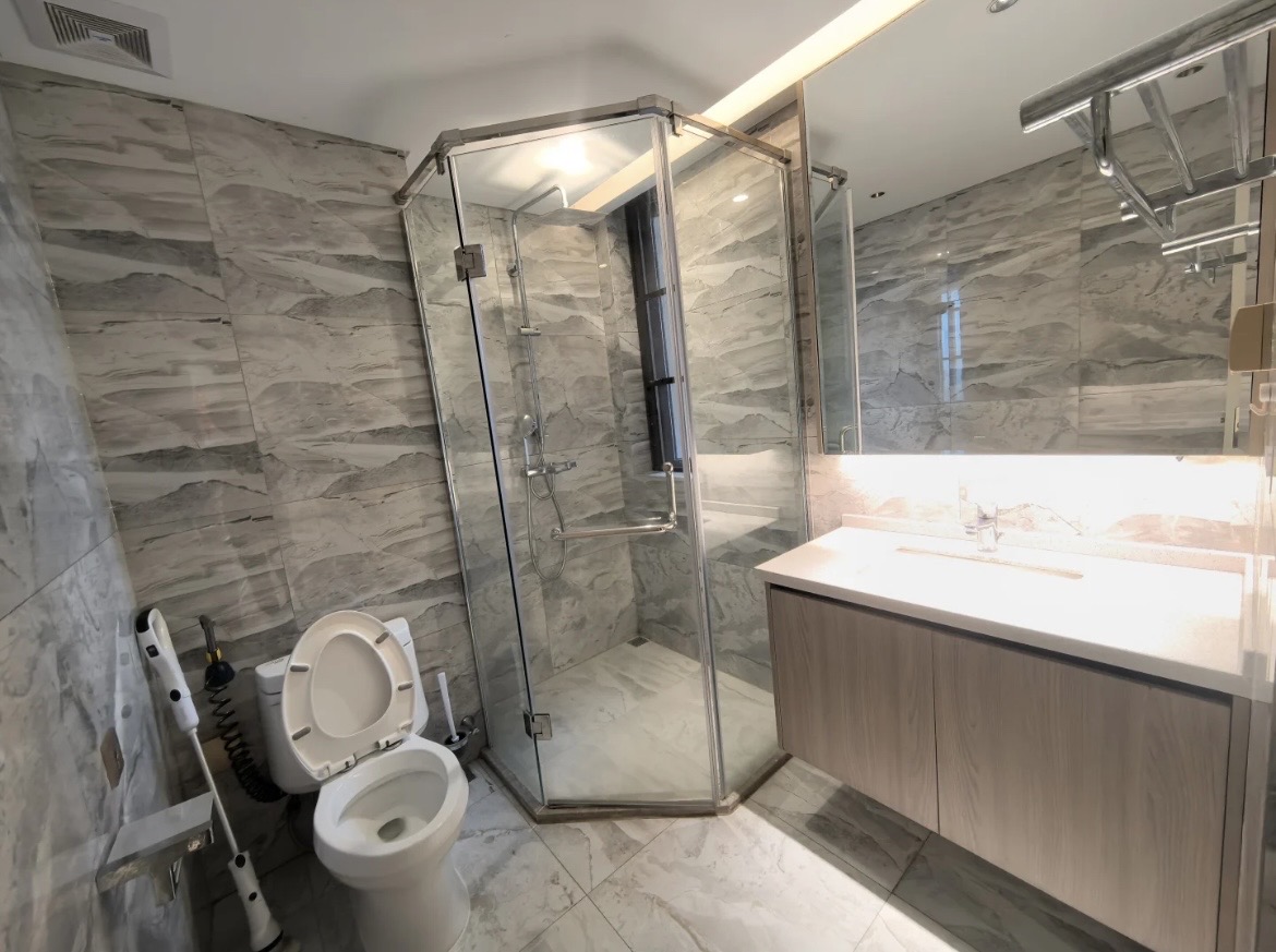 海航豪庭北苑 5室2厅2卫 530.0万 海航豪庭北苑 5室2厅2卫 530.0万客厅