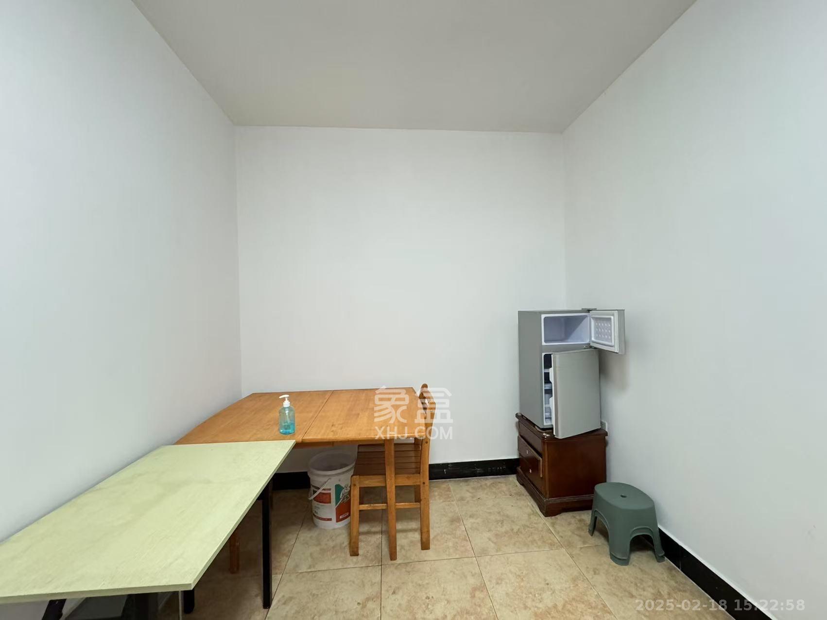 南园小区  3室2厅2卫   1900.00元/月室内图