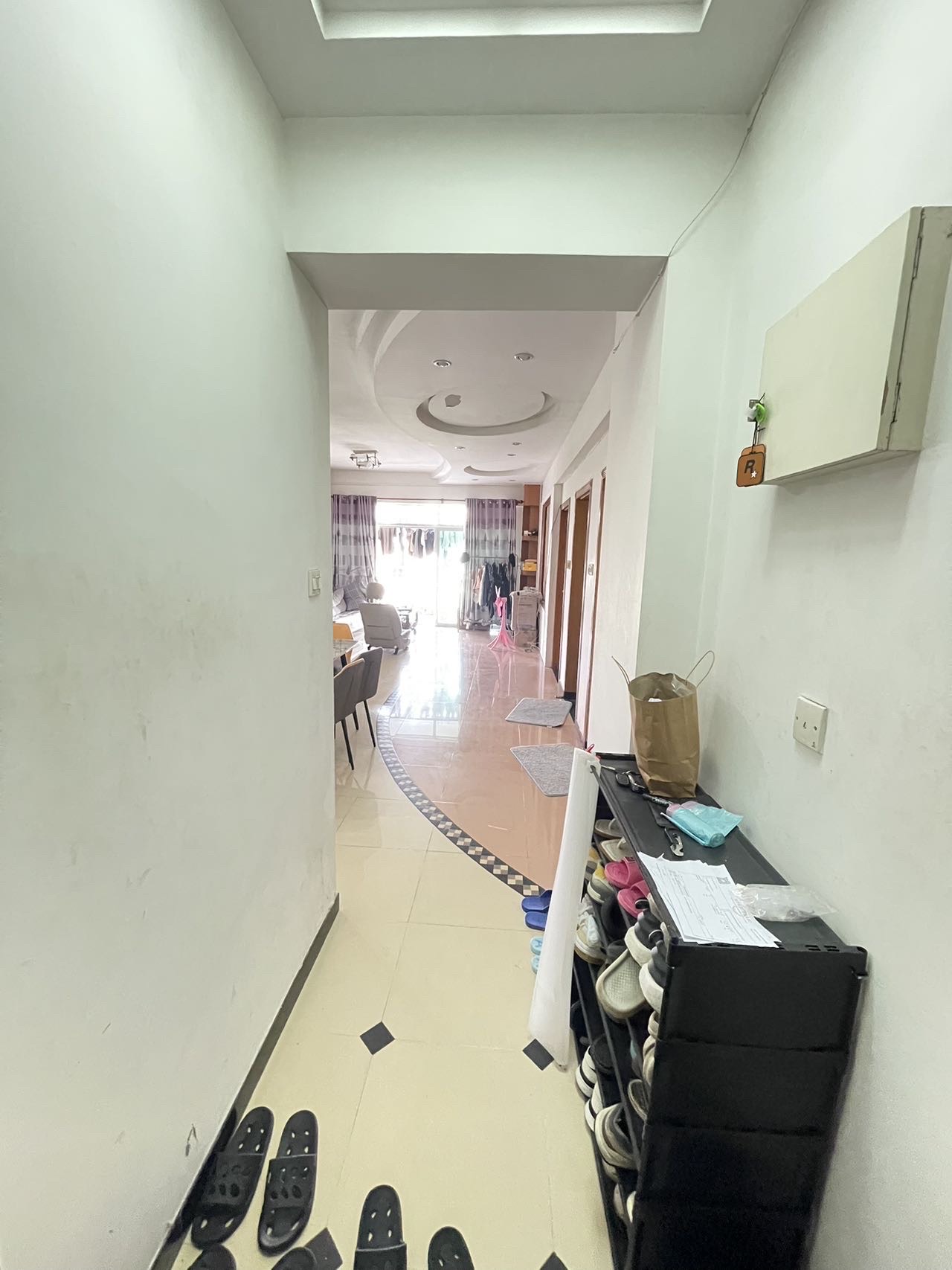 名门广场南区(一期) 3室2厅1卫 170.0万 名门广场南区(一期) 3室2厅1卫 170.0万客厅