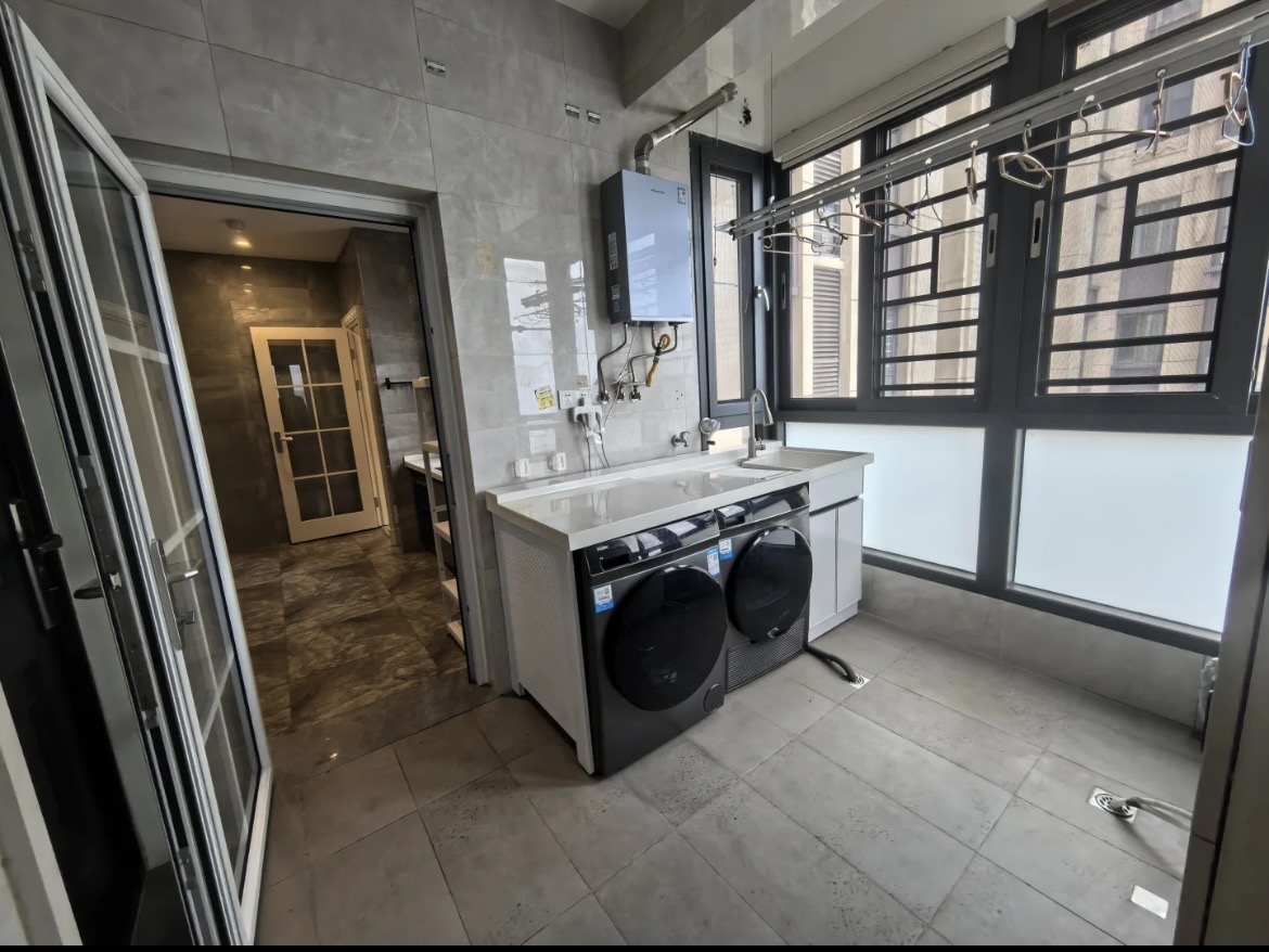 海航豪庭北苑 5室2厅2卫 530.0万 海航豪庭北苑 5室2厅2卫 530.0万客厅