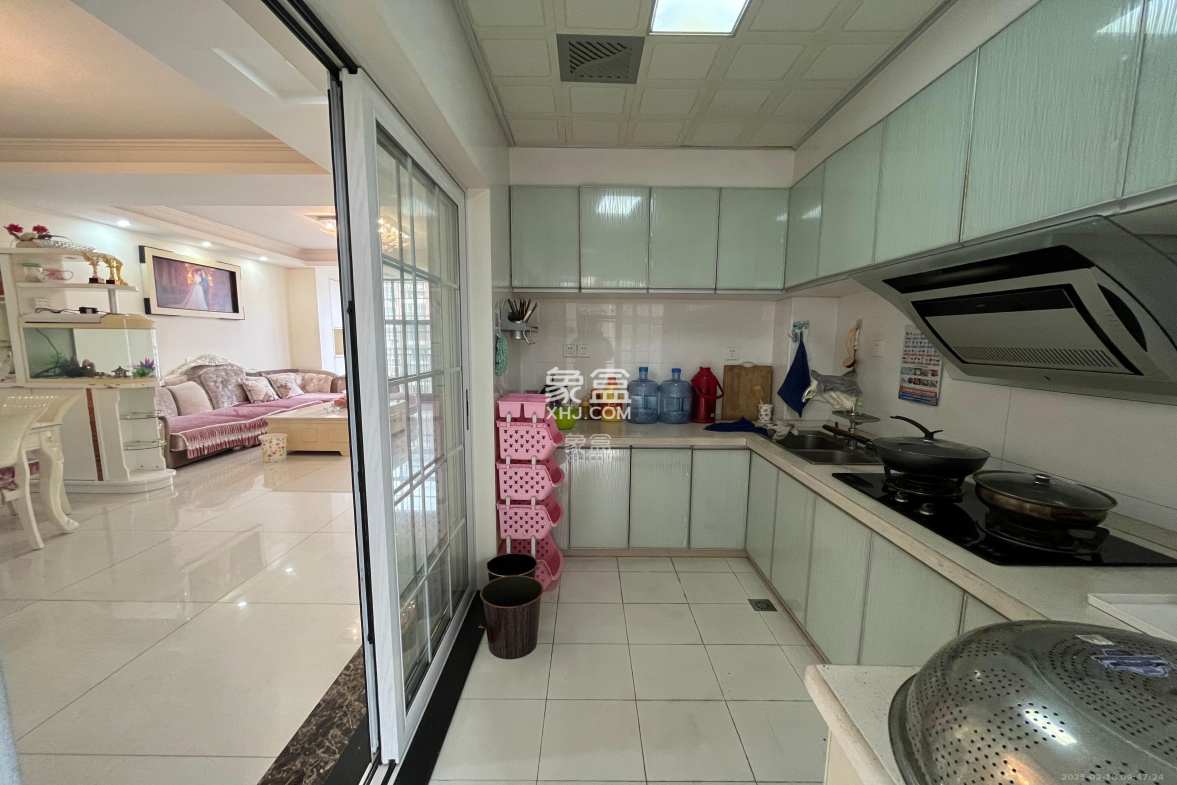 银盘鑫城  3室2厅2卫    2200.0元/月 银盘鑫城  3室2厅2卫    2200.0元/月室内图