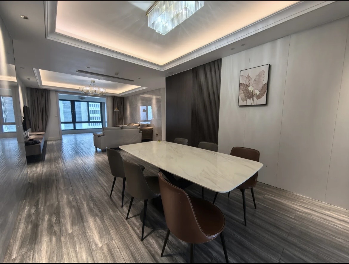 海航豪庭北苑 5室2厅2卫 530.0万 海航豪庭北苑 5室2厅2卫 530.0万客厅