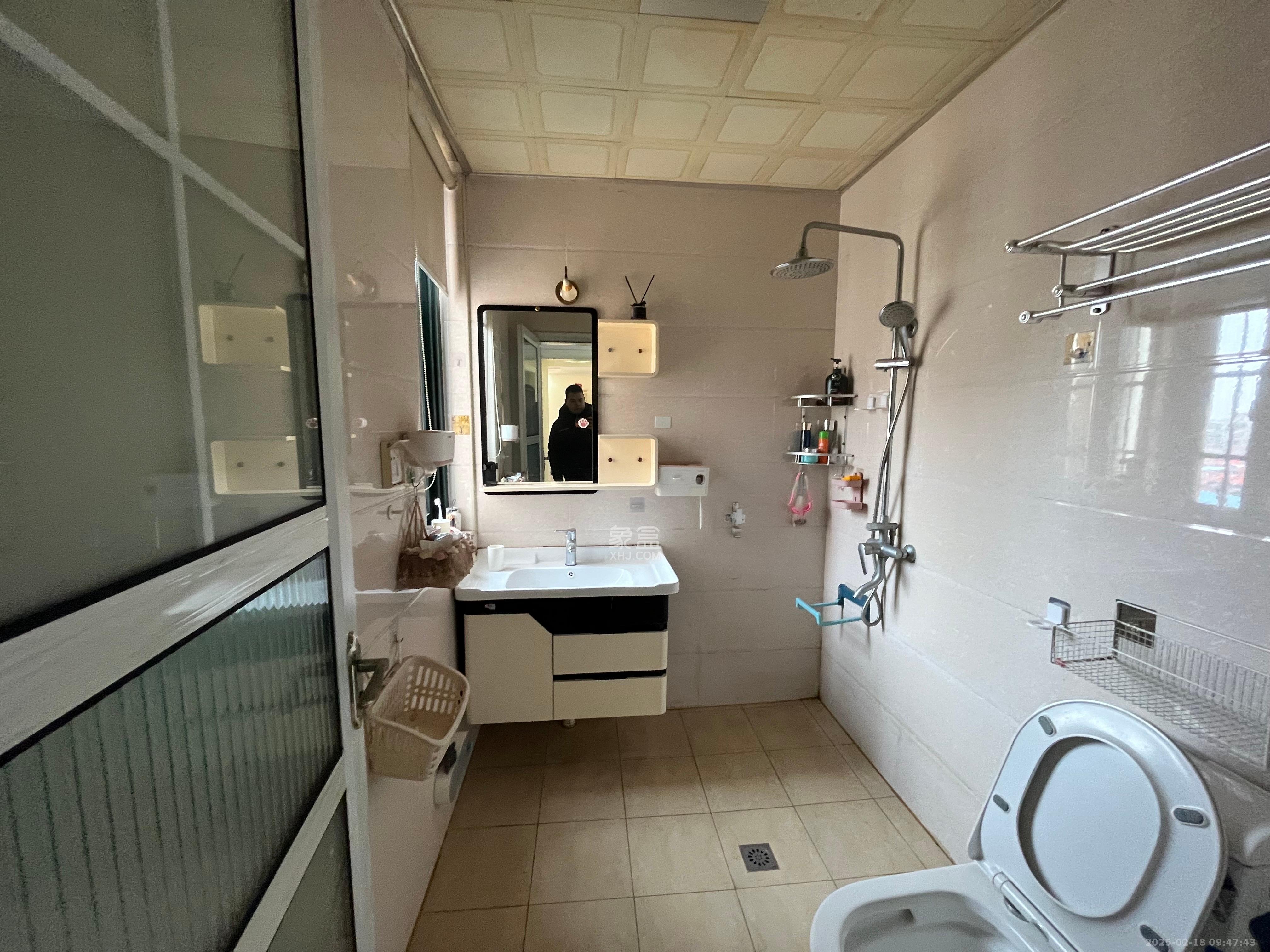 银盘鑫城  3室2厅2卫    2200.0元/月 银盘鑫城  3室2厅2卫    2200.0元/月室内图