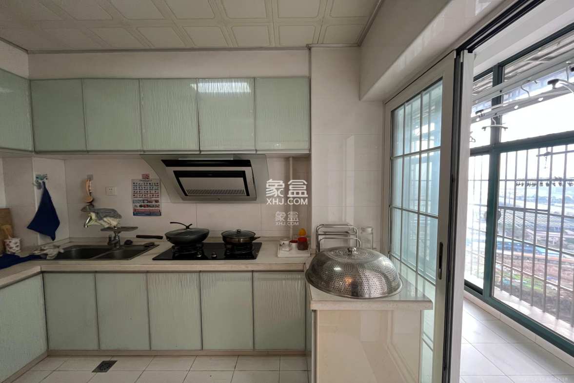 银盘鑫城  3室2厅2卫    2200.0元/月 银盘鑫城  3室2厅2卫    2200.0元/月室内图